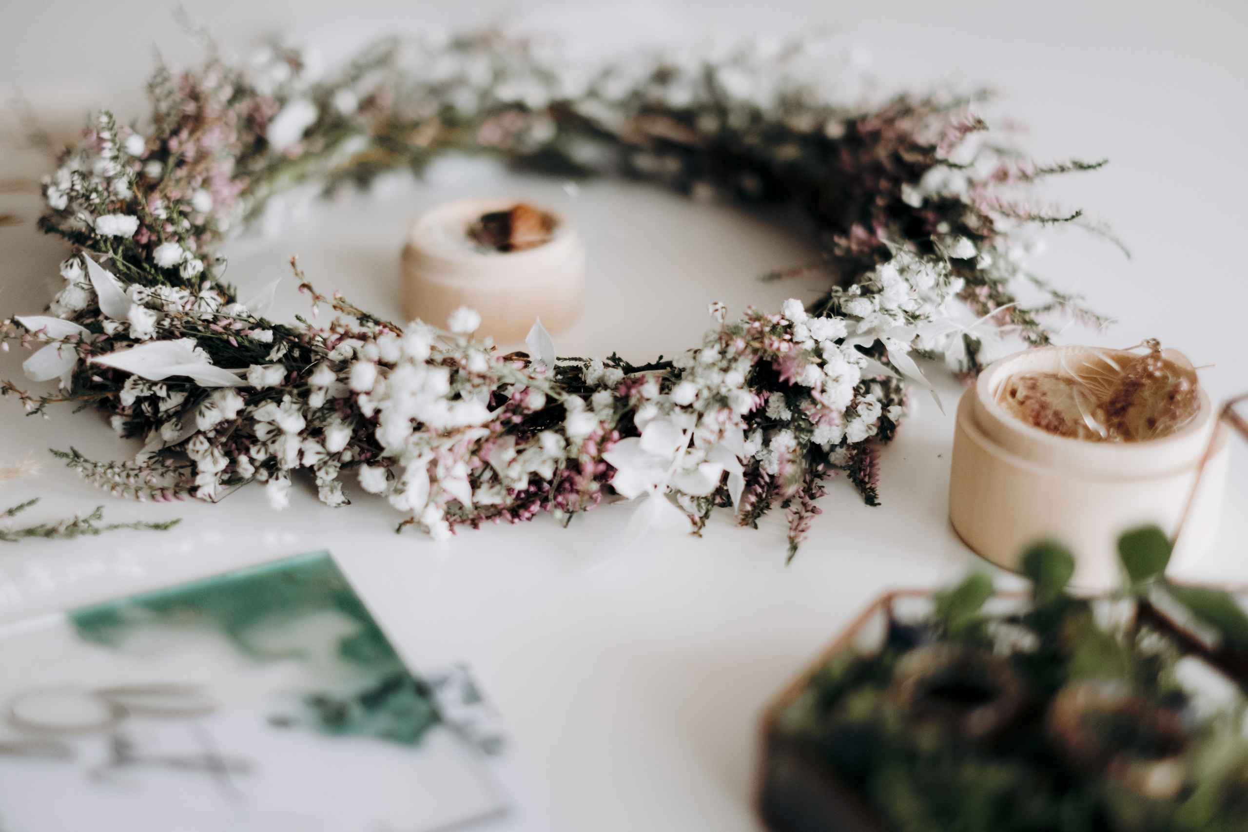 Kāzu foto stāsts Valmierā - Viesu nams Siltumnīca | Madara un Gvido. Kāzu × Ģimenes notikumu fotografs Edgars Kalniņš