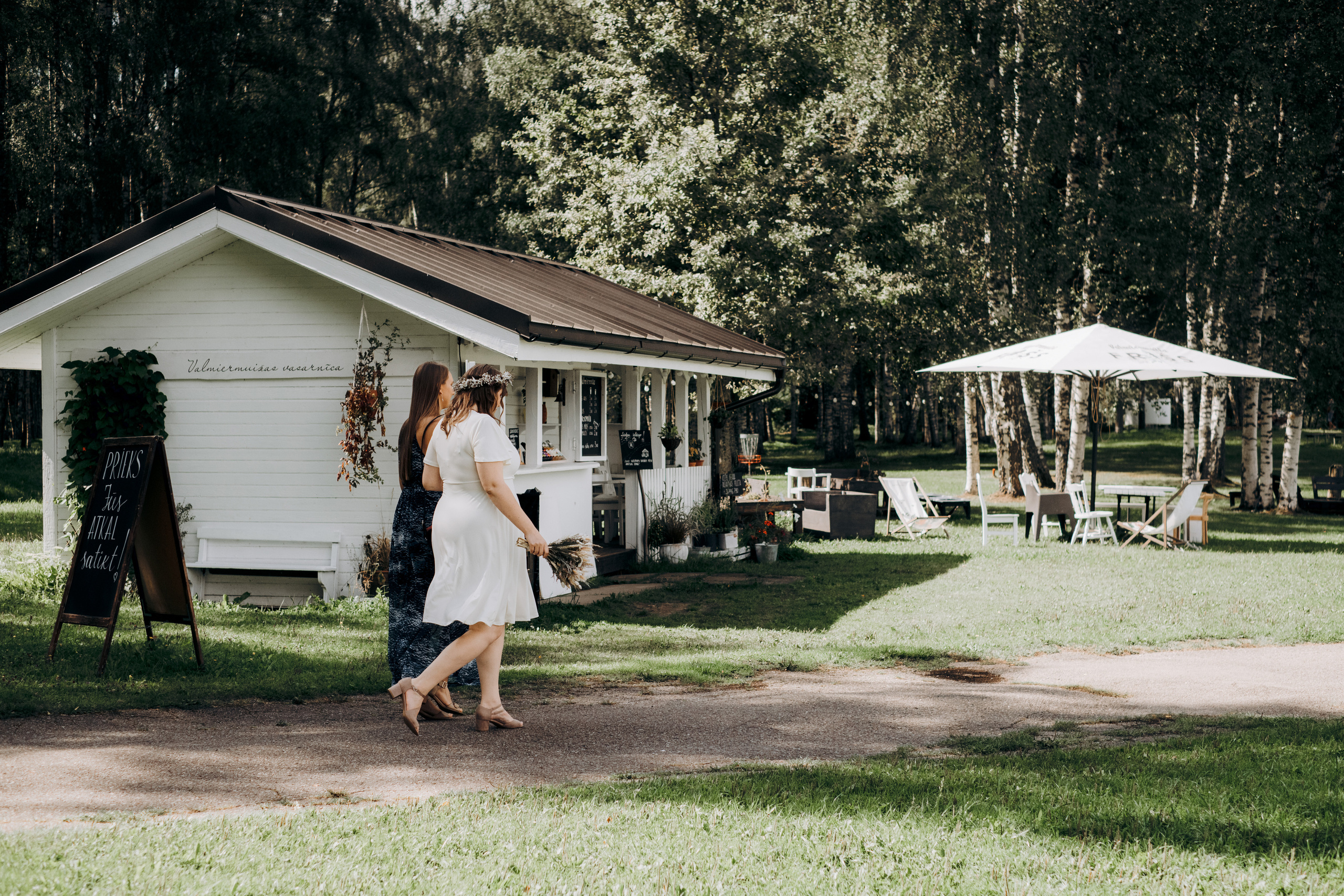 Kāzu foto stāsts Valmierā - Viesu nams Siltumnīca | Madara un Gvido. Kāzu × Ģimenes notikumu fotografs Edgars Kalniņš