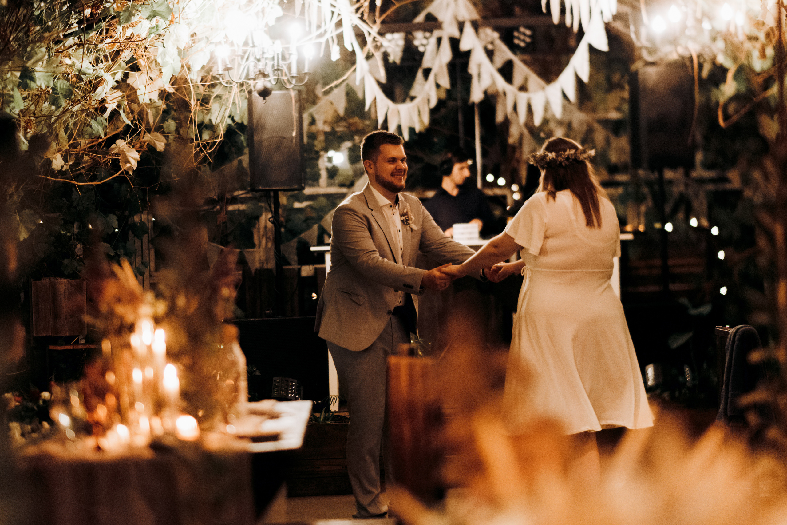Kāzu foto stāsts Valmierā - Viesu nams Siltumnīca | Madara un Gvido. Kāzu × Ģimenes notikumu fotografs Edgars Kalniņš