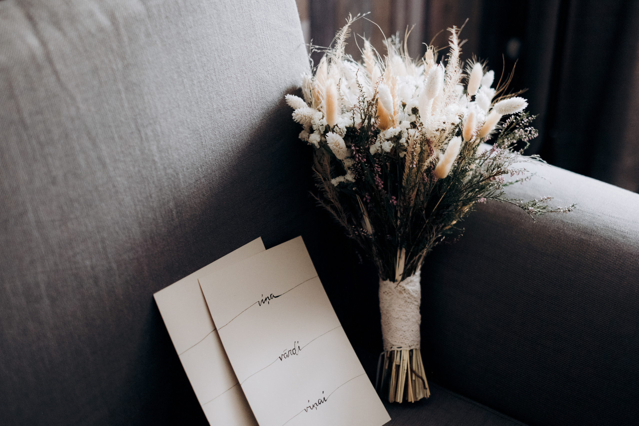 Kāzu foto stāsts Valmierā - Viesu nams Siltumnīca | Madara un Gvido. Kāzu × Ģimenes notikumu fotografs Edgars Kalniņš