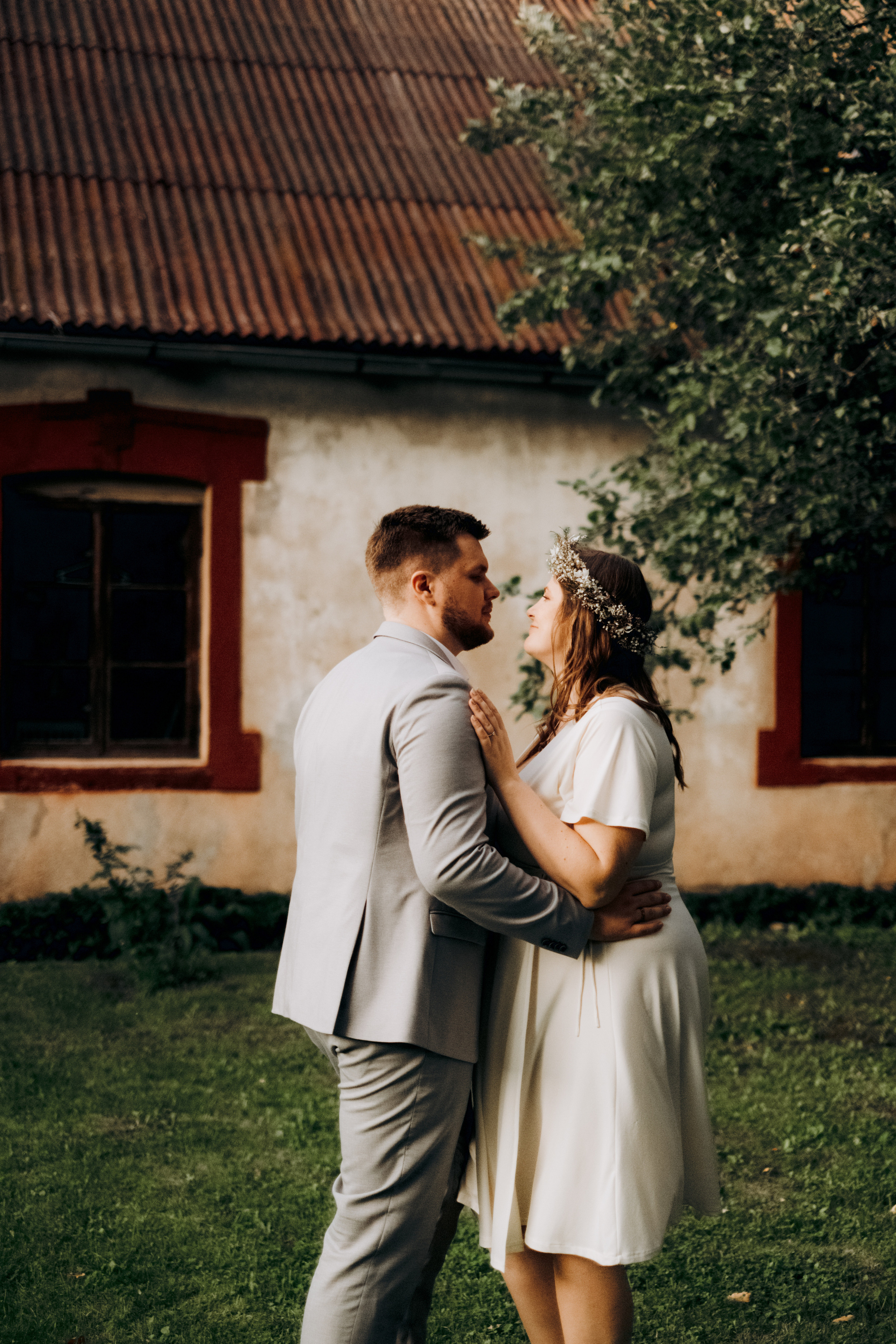 Kāzu foto stāsts Valmierā - Viesu nams Siltumnīca | Madara un Gvido. Kāzu × Ģimenes notikumu fotografs Edgars Kalniņš