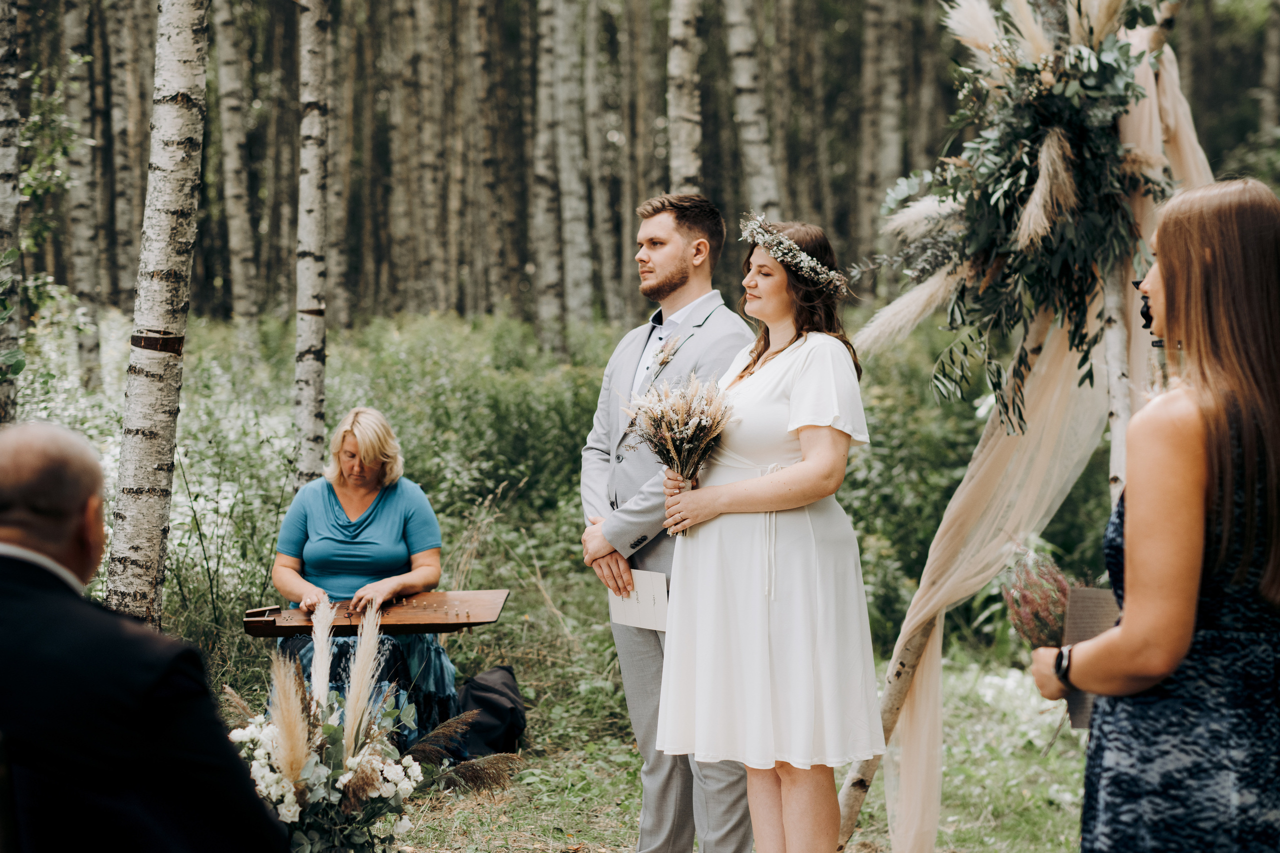 Kāzu foto stāsts Valmierā - Viesu nams Siltumnīca | Madara un Gvido. Kāzu × Ģimenes notikumu fotografs Edgars Kalniņš