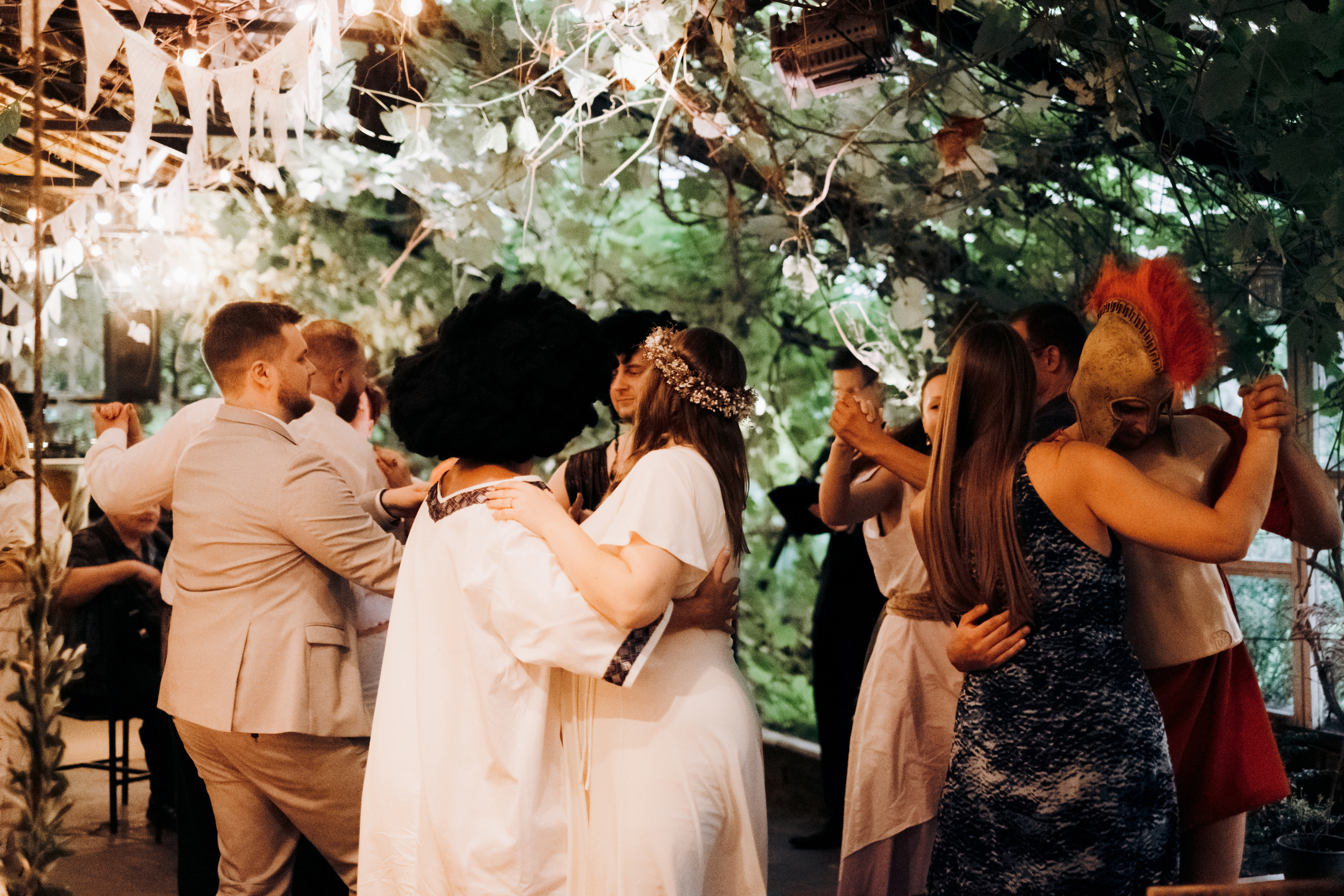 Kāzu foto stāsts Valmierā - Viesu nams Siltumnīca | Madara un Gvido. Kāzu × Ģimenes notikumu fotografs Edgars Kalniņš
