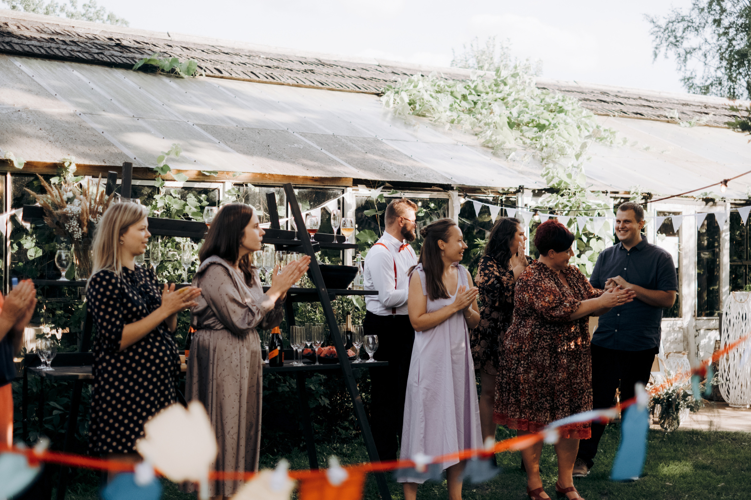 Kāzu foto stāsts Valmierā - Viesu nams Siltumnīca | Madara un Gvido. Kāzu × Ģimenes notikumu fotografs Edgars Kalniņš