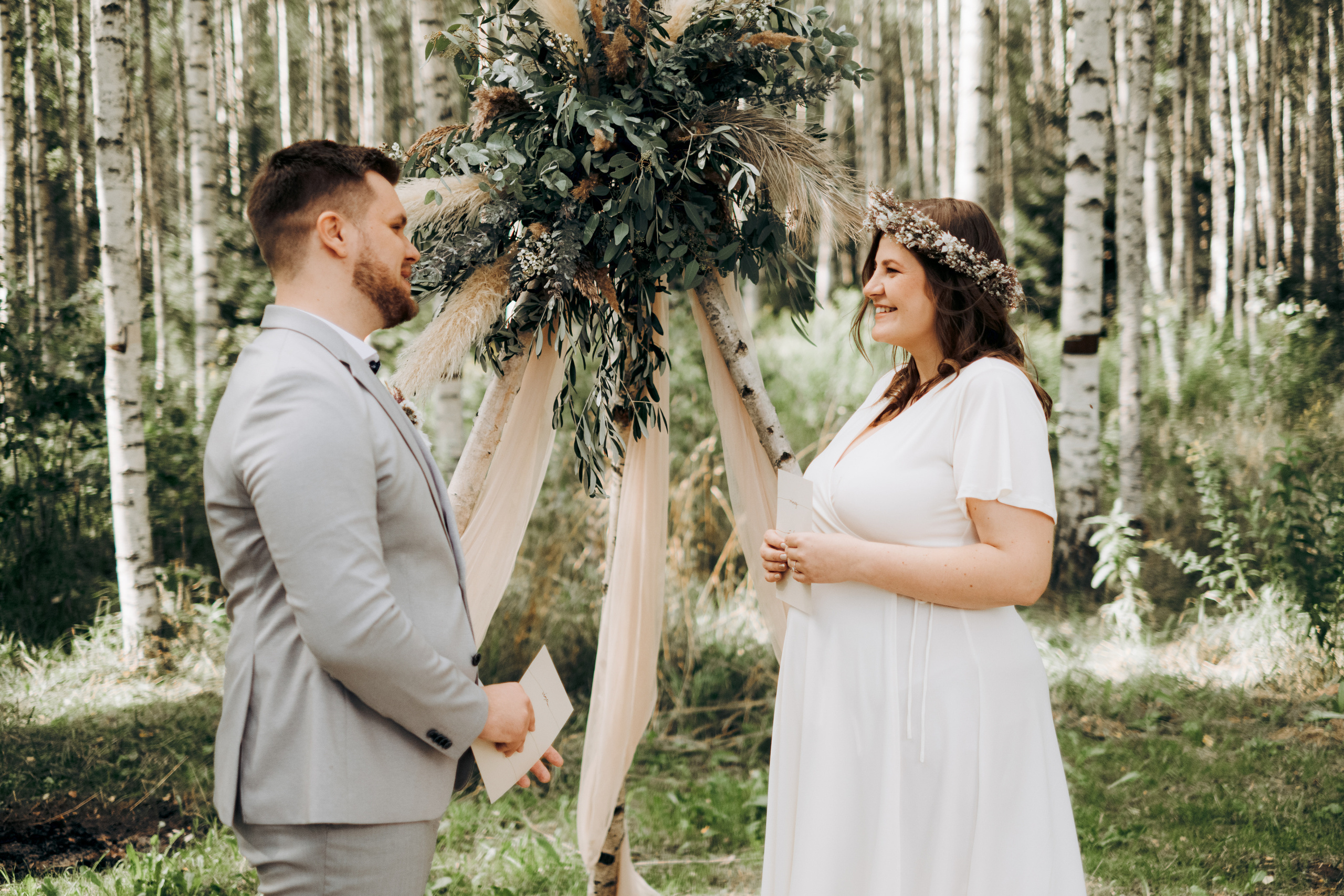 Kāzu foto stāsts Valmierā - Viesu nams Siltumnīca | Madara un Gvido. Kāzu × Ģimenes notikumu fotografs Edgars Kalniņš