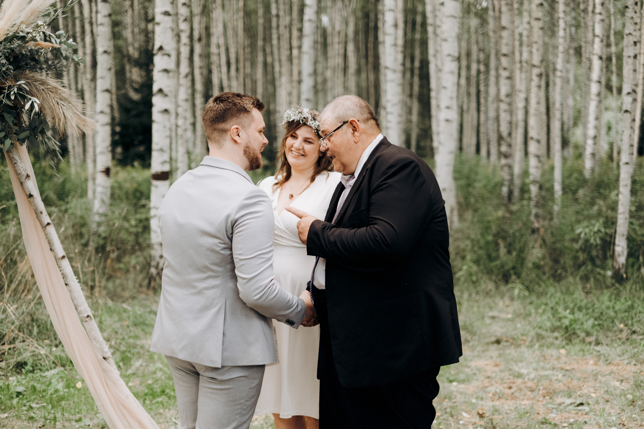 Kāzu foto stāsts Valmierā - Viesu nams Siltumnīca | Madara un Gvido. Kāzu × Ģimenes notikumu fotografs Edgars Kalniņš
