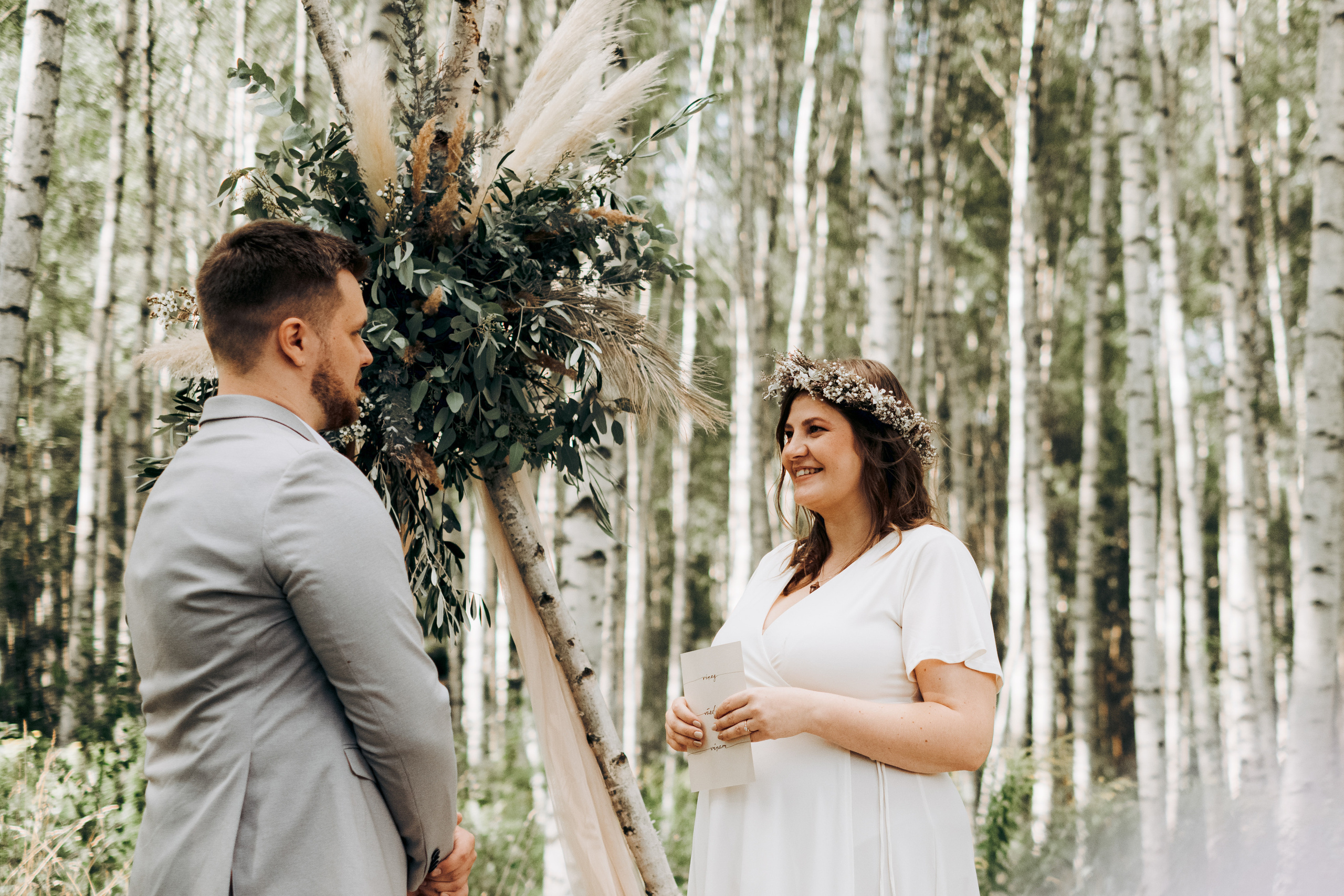 Kāzu foto stāsts Valmierā - Viesu nams Siltumnīca | Madara un Gvido. Kāzu × Ģimenes notikumu fotografs Edgars Kalniņš