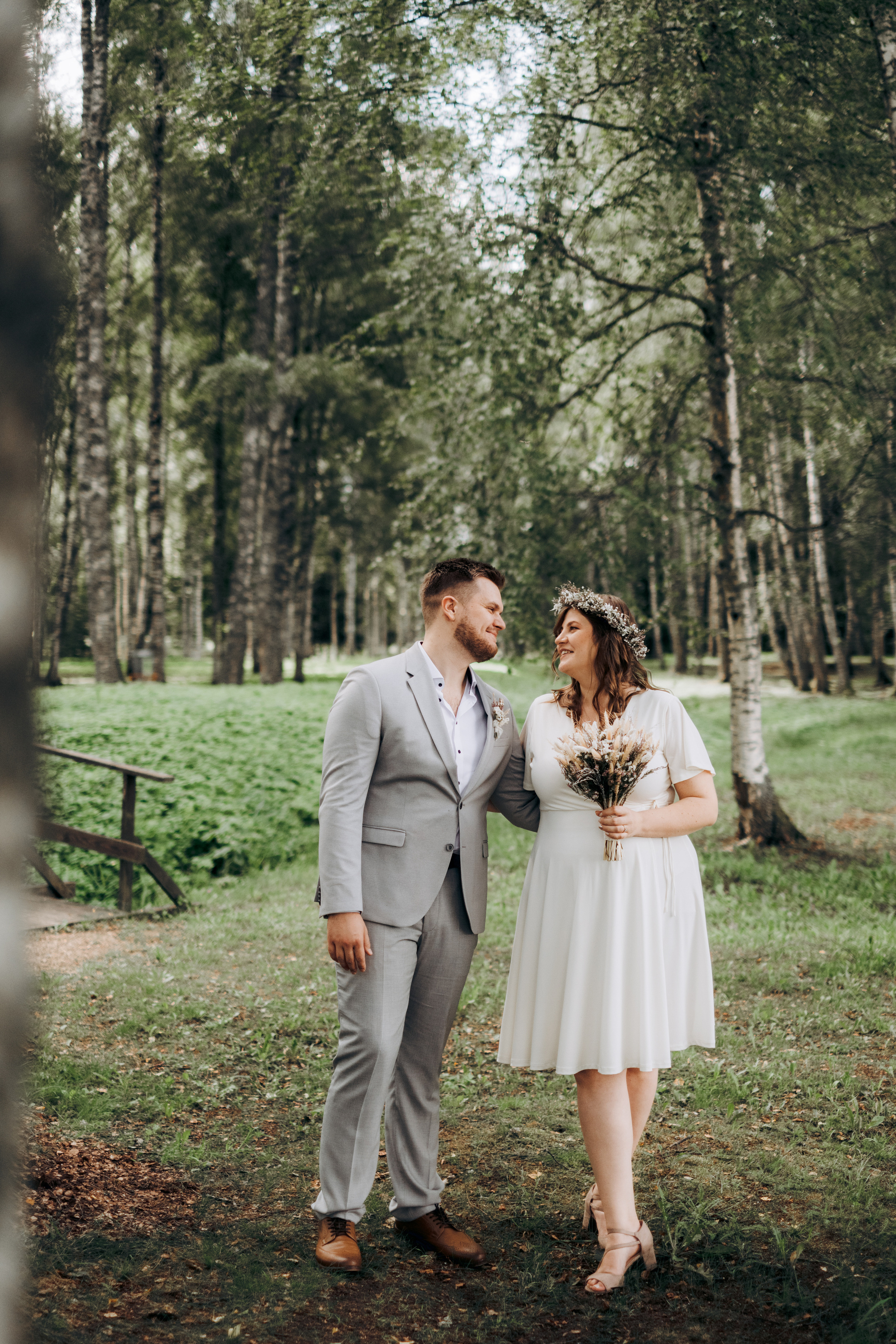 Kāzu foto stāsts Valmierā - Viesu nams Siltumnīca | Madara un Gvido. Kāzu × Ģimenes notikumu fotografs Edgars Kalniņš