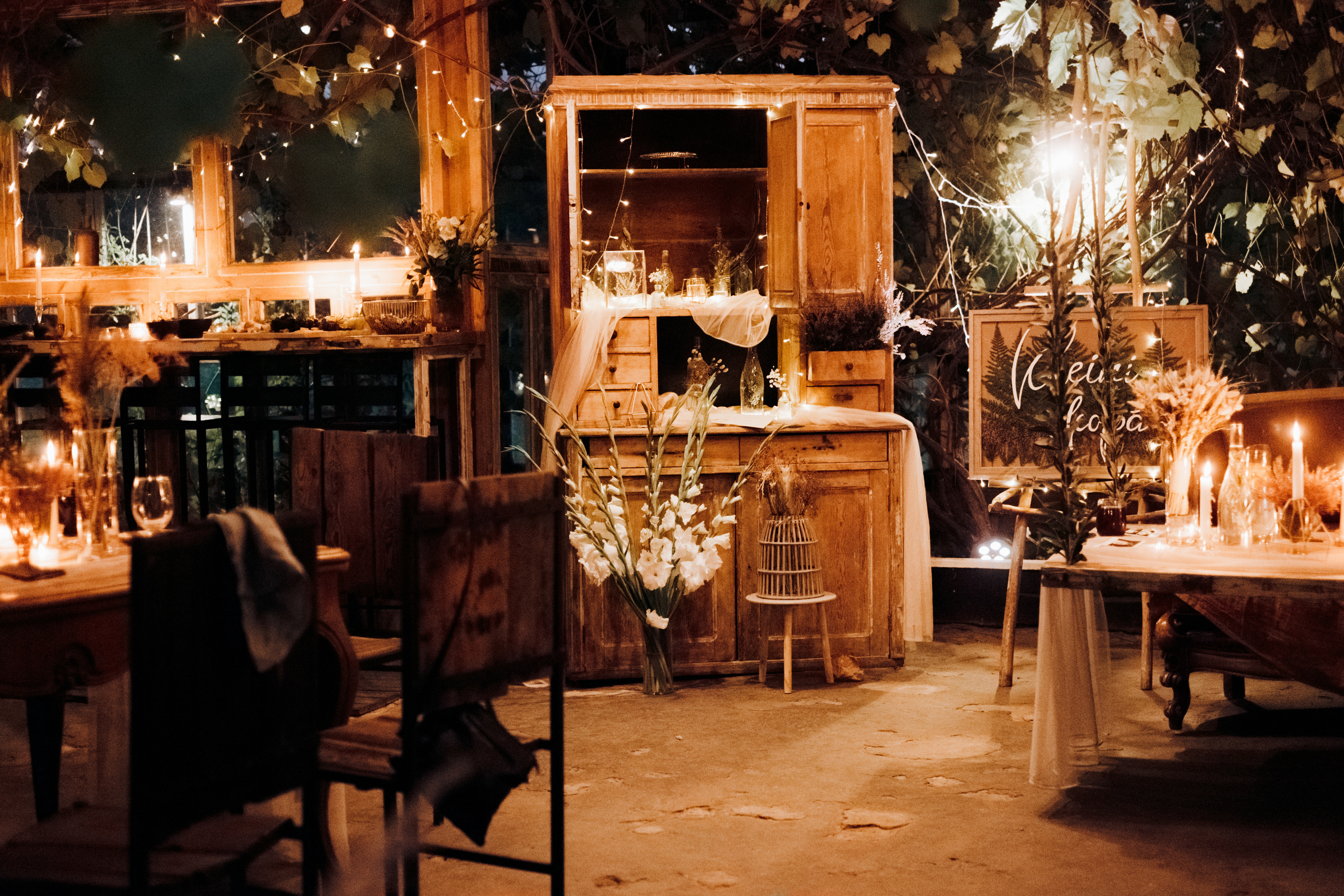 Kāzu foto stāsts Valmierā - Viesu nams Siltumnīca | Madara un Gvido. Kāzu × Ģimenes notikumu fotografs Edgars Kalniņš