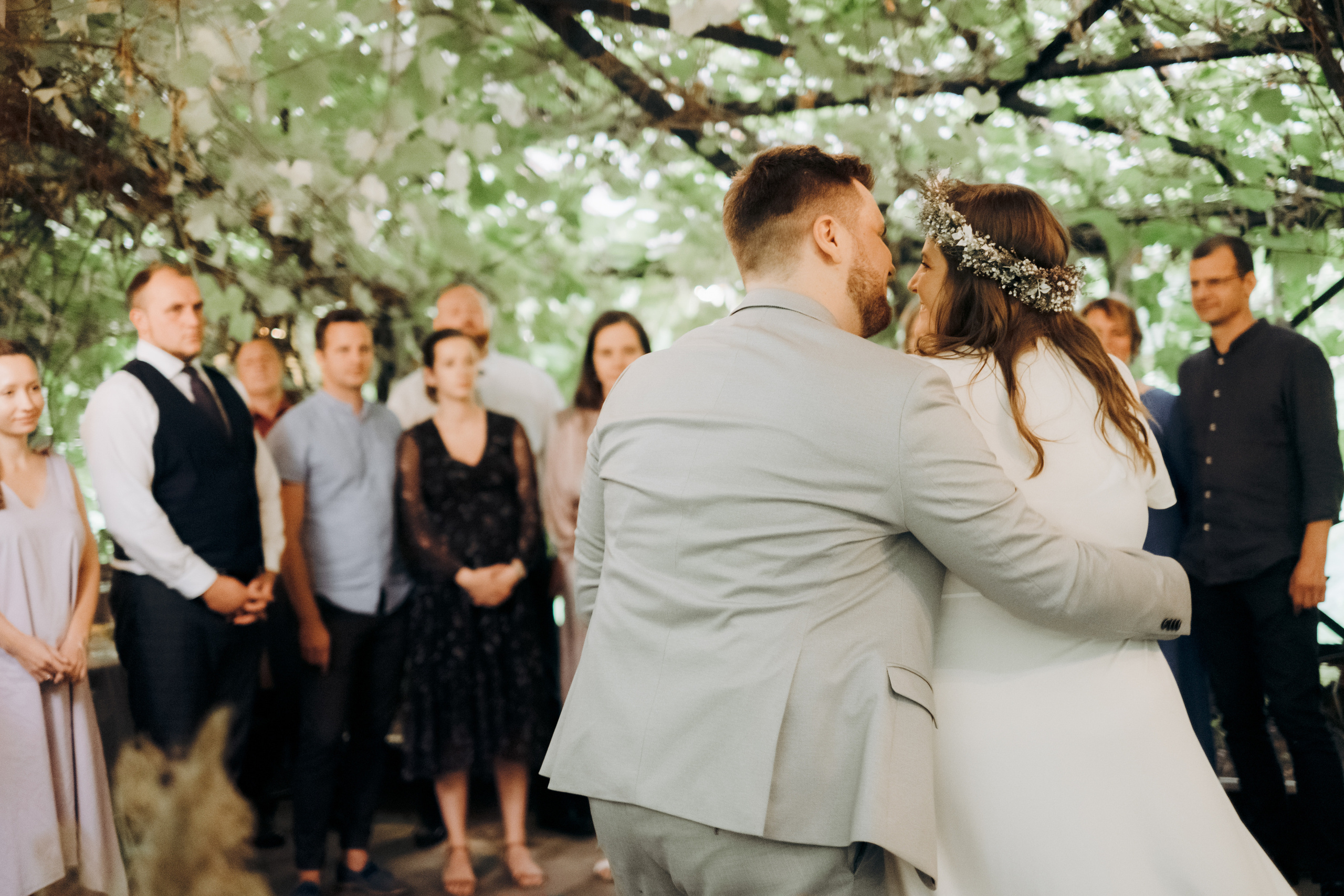 Kāzu foto stāsts Valmierā - Viesu nams Siltumnīca | Madara un Gvido. Kāzu × Ģimenes notikumu fotografs Edgars Kalniņš