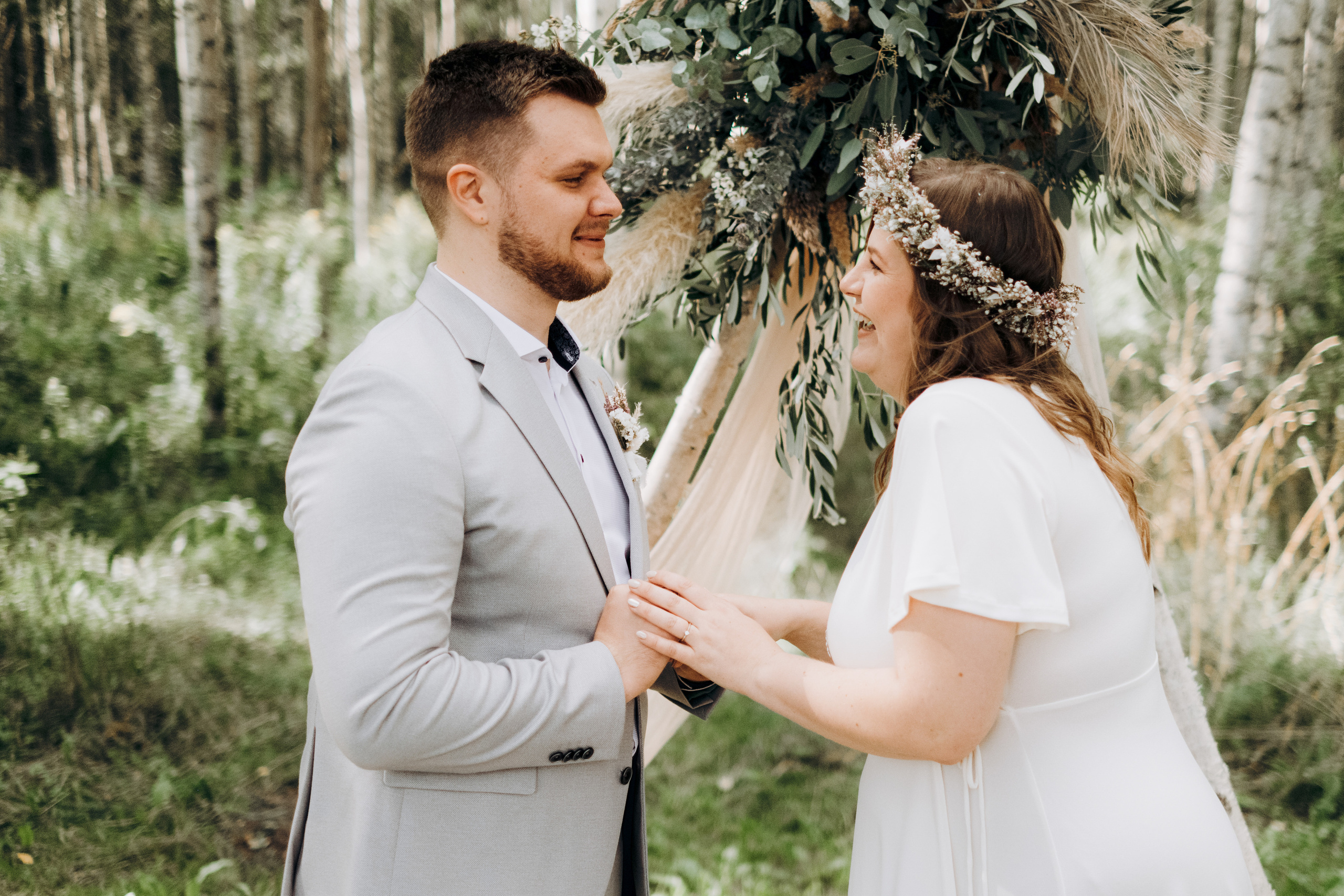 Kāzu foto stāsts Valmierā - Viesu nams Siltumnīca | Madara un Gvido. Kāzu × Ģimenes notikumu fotografs Edgars Kalniņš