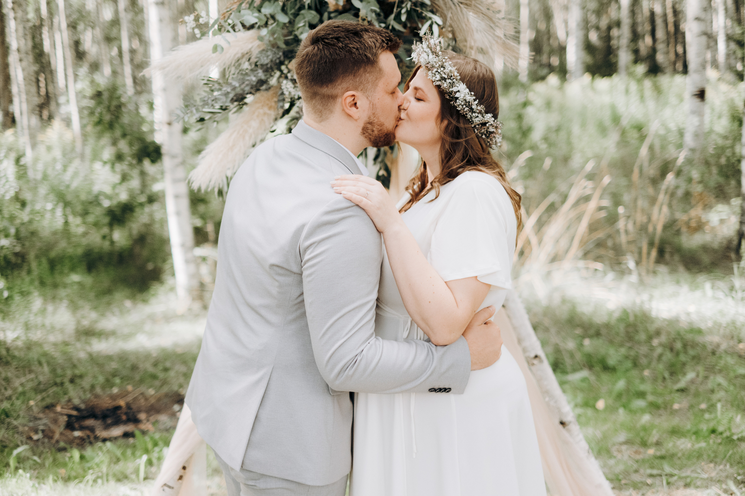 Kāzu foto stāsts Valmierā - Viesu nams Siltumnīca | Madara un Gvido. Kāzu × Ģimenes notikumu fotografs Edgars Kalniņš