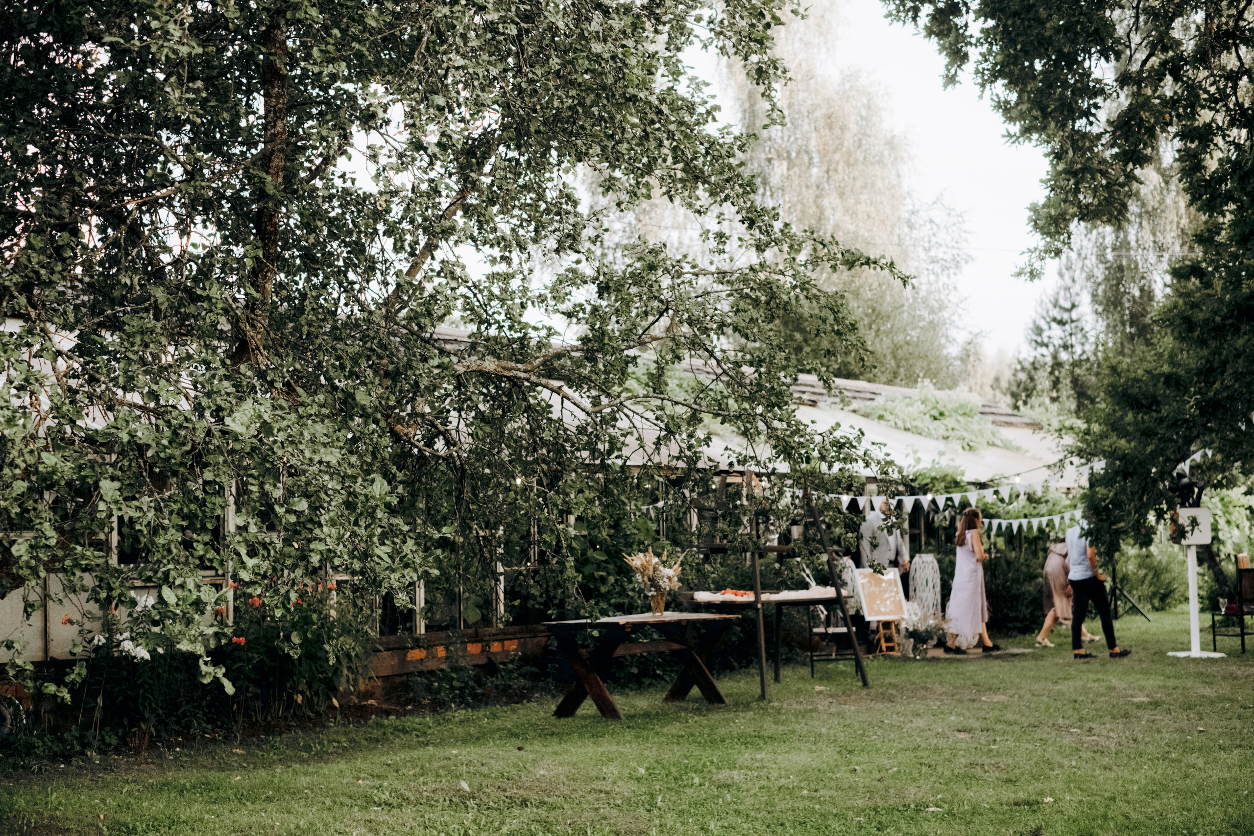 Kāzu foto stāsts Valmierā - Viesu nams Siltumnīca | Madara un Gvido. Kāzu × Ģimenes notikumu fotografs Edgars Kalniņš