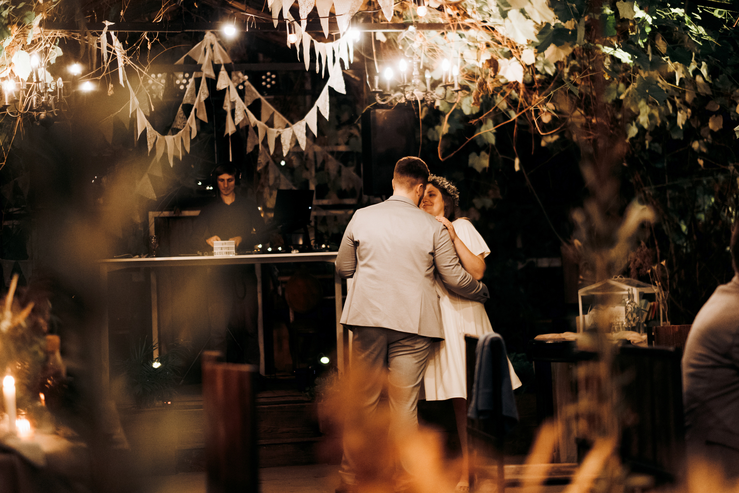 Kāzu foto stāsts Valmierā - Viesu nams Siltumnīca | Madara un Gvido. Kāzu × Ģimenes notikumu fotografs Edgars Kalniņš