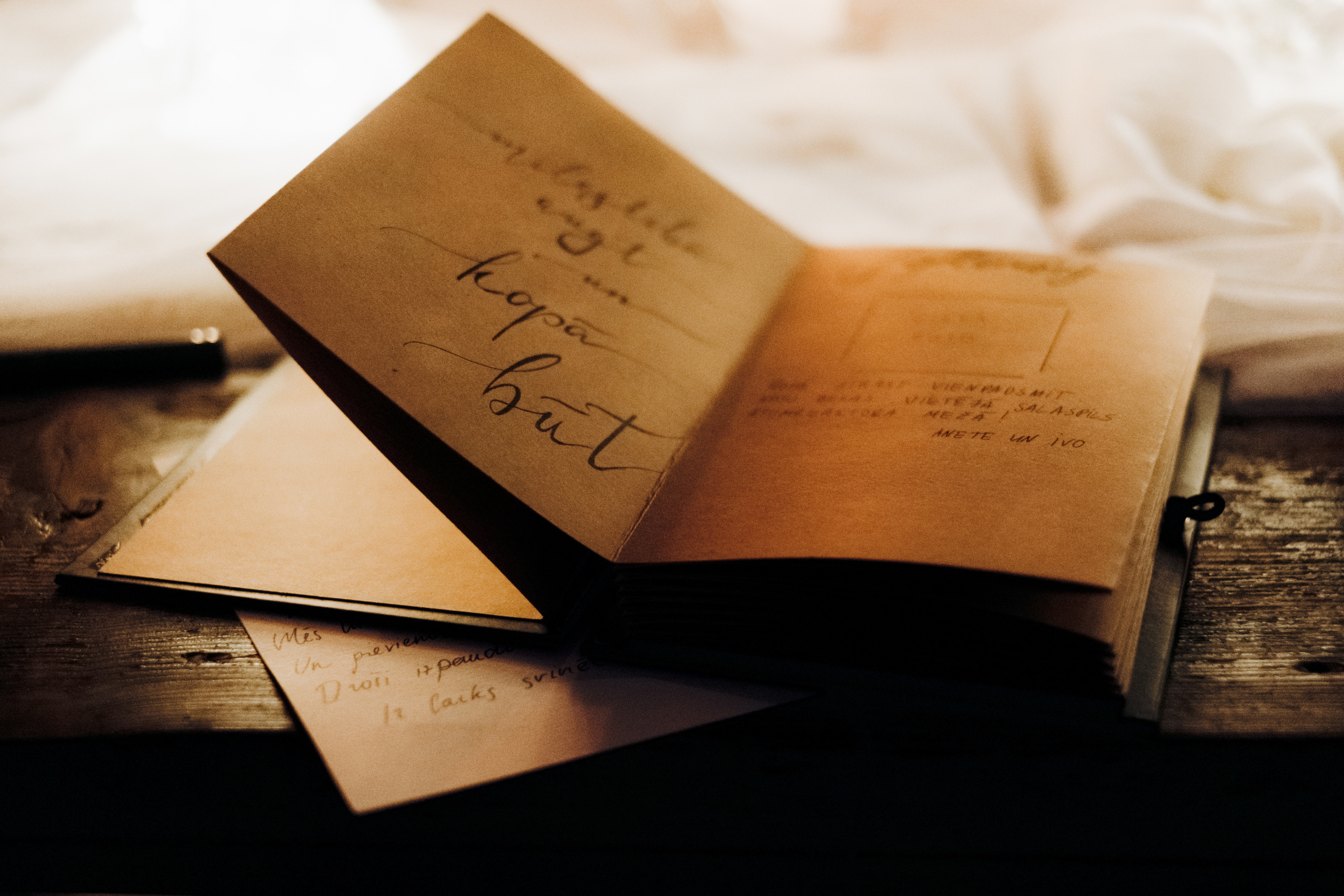 Kāzu foto stāsts Valmierā - Viesu nams Siltumnīca | Madara un Gvido. Kāzu × Ģimenes notikumu fotografs Edgars Kalniņš