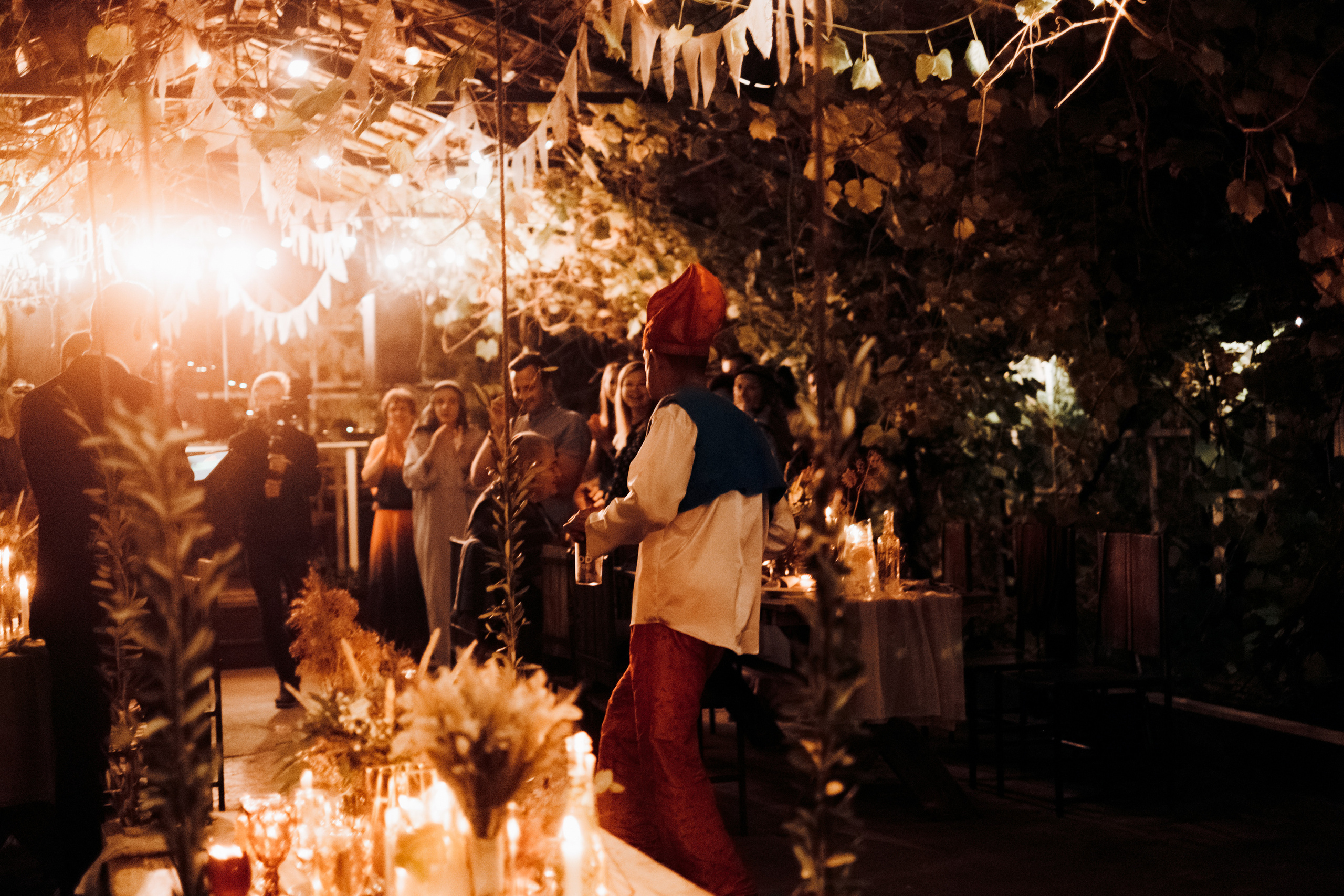 Kāzu foto stāsts Valmierā - Viesu nams Siltumnīca | Madara un Gvido. Kāzu × Ģimenes notikumu fotografs Edgars Kalniņš