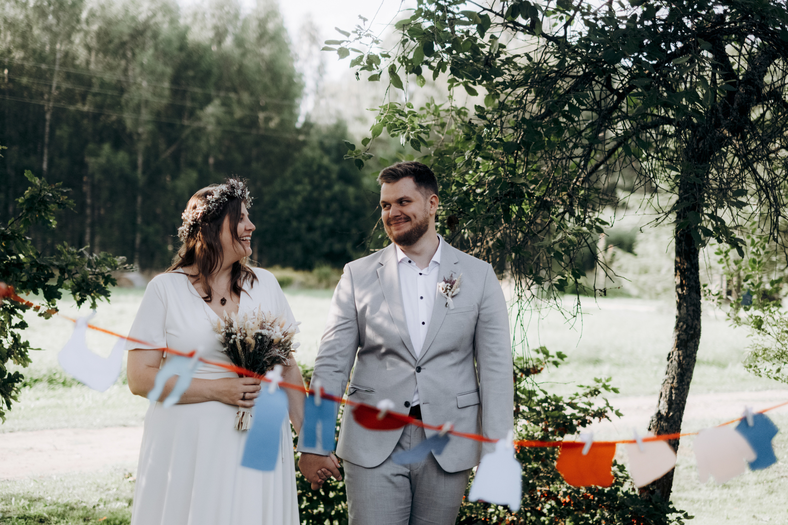 Kāzu foto stāsts Valmierā - Viesu nams Siltumnīca | Madara un Gvido. Kāzu × Ģimenes notikumu fotografs Edgars Kalniņš