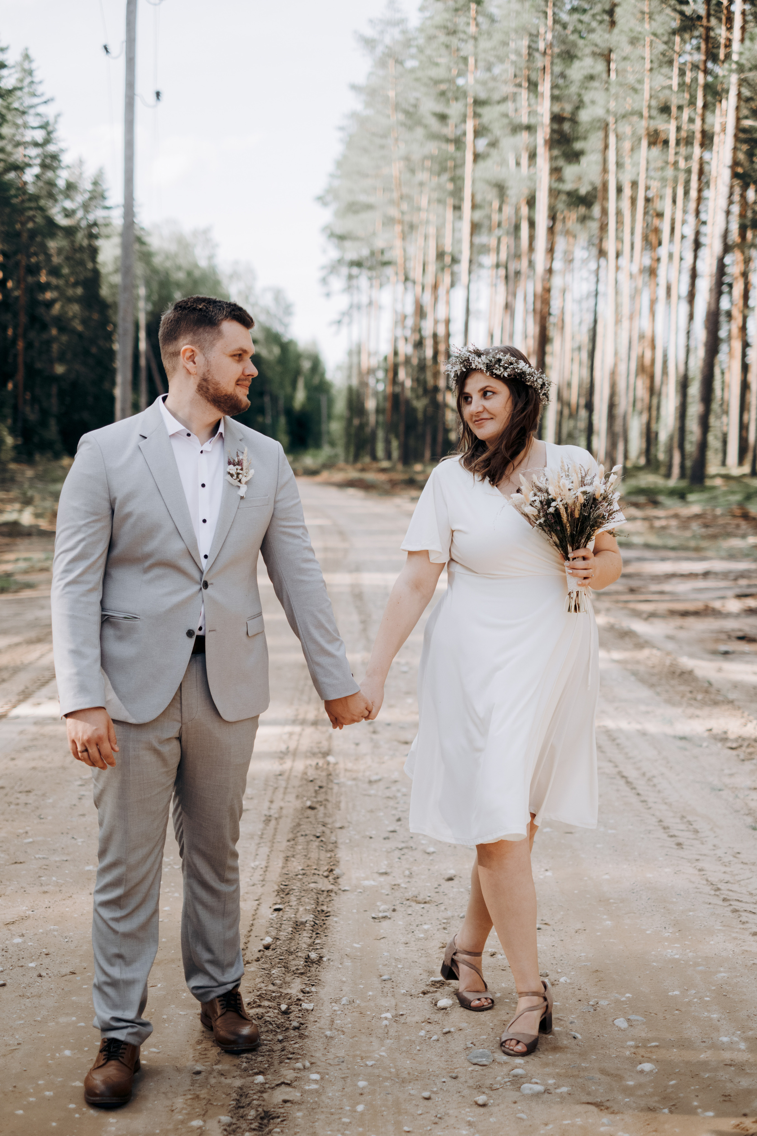 Kāzu foto stāsts Valmierā - Viesu nams Siltumnīca | Madara un Gvido. Kāzu × Ģimenes notikumu fotografs Edgars Kalniņš