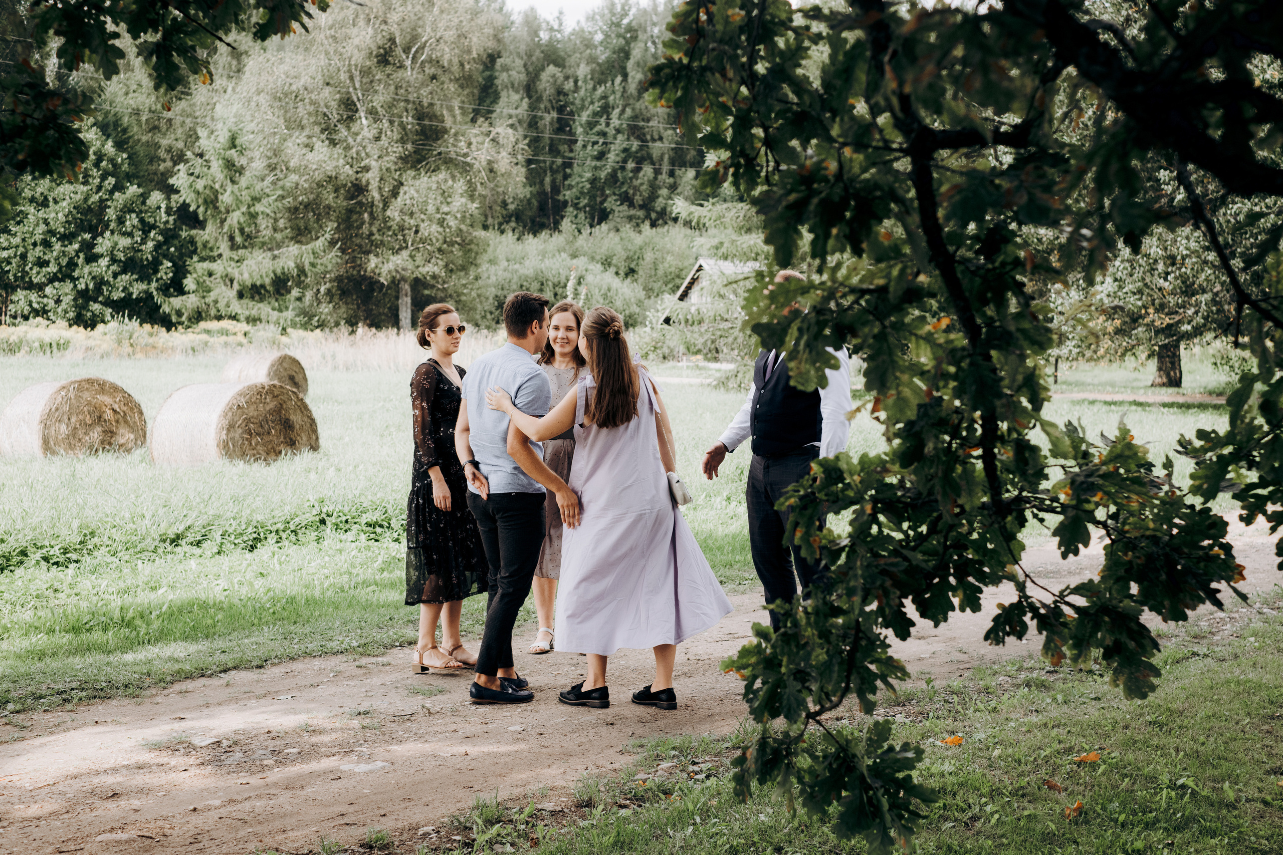 Kāzu foto stāsts Valmierā - Viesu nams Siltumnīca | Madara un Gvido. Kāzu × Ģimenes notikumu fotografs Edgars Kalniņš