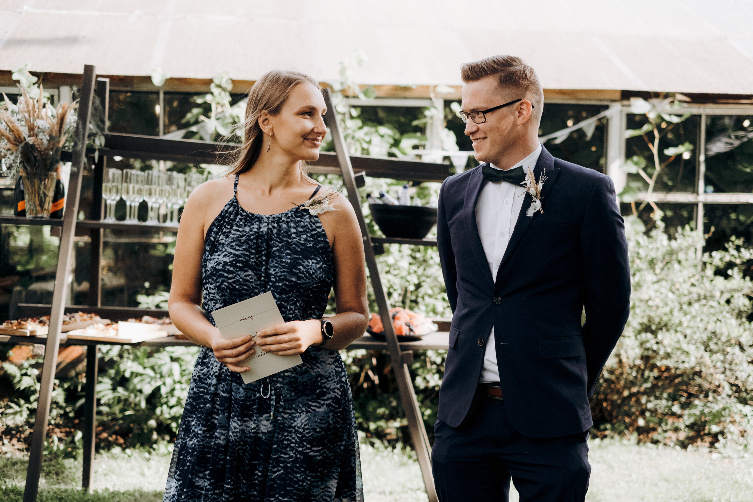 Kāzu foto stāsts Valmierā - Viesu nams Siltumnīca | Madara un Gvido. Kāzu × Ģimenes notikumu fotografs Edgars Kalniņš