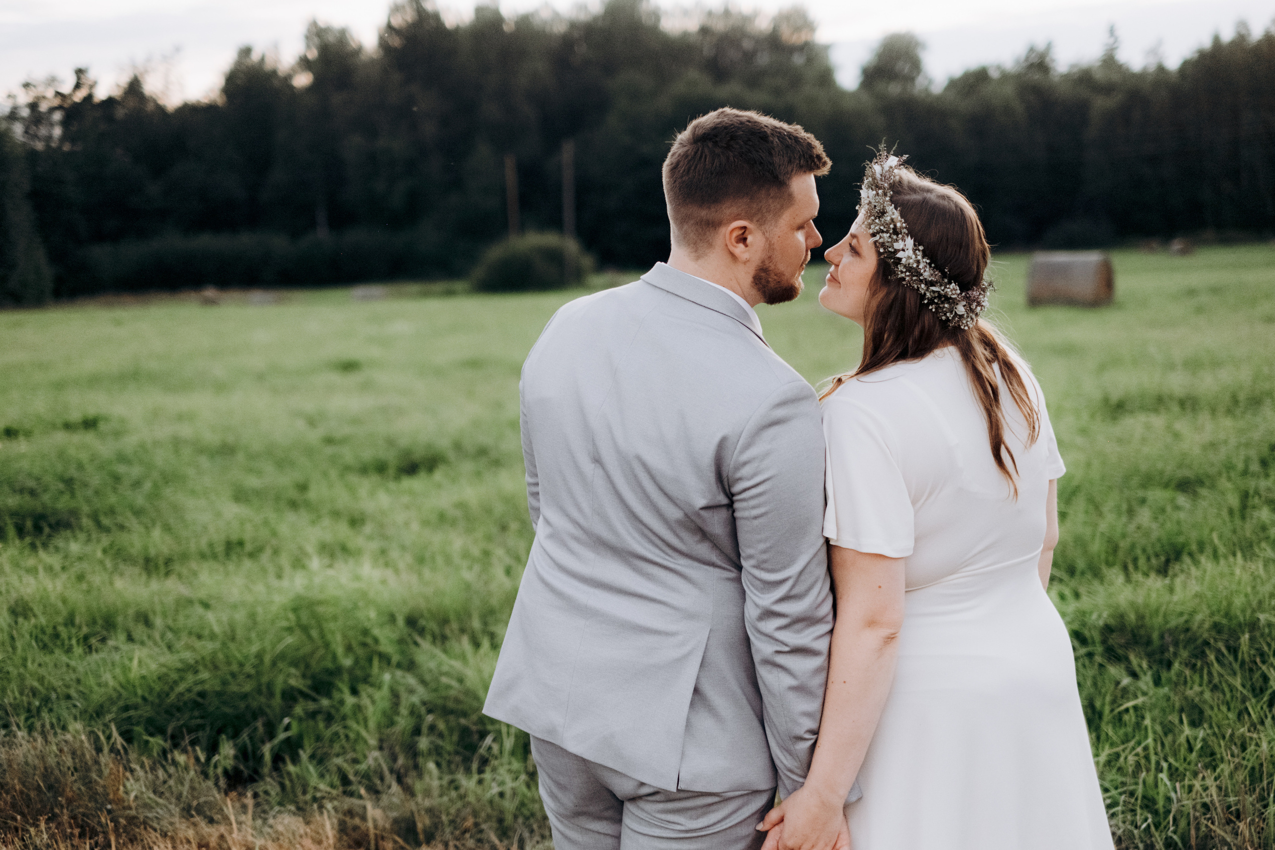 Kāzu foto stāsts Valmierā - Viesu nams Siltumnīca | Madara un Gvido. Kāzu × Ģimenes notikumu fotografs Edgars Kalniņš