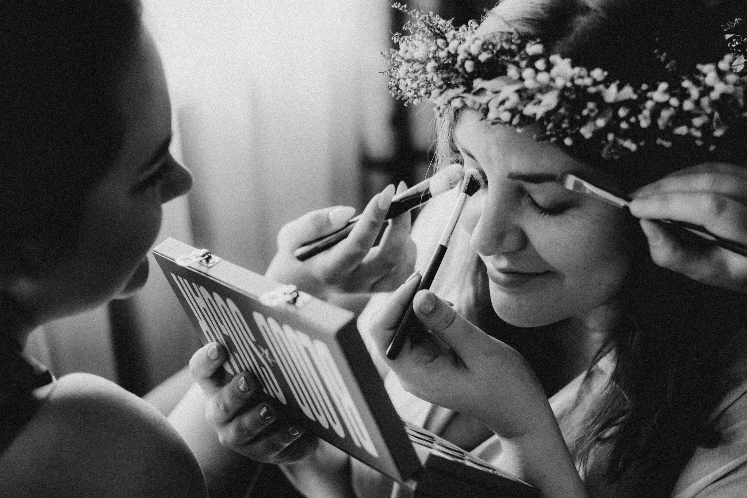 Kāzu foto stāsts Valmierā - Viesu nams Siltumnīca | Madara un Gvido. Kāzu × Ģimenes notikumu fotografs Edgars Kalniņš