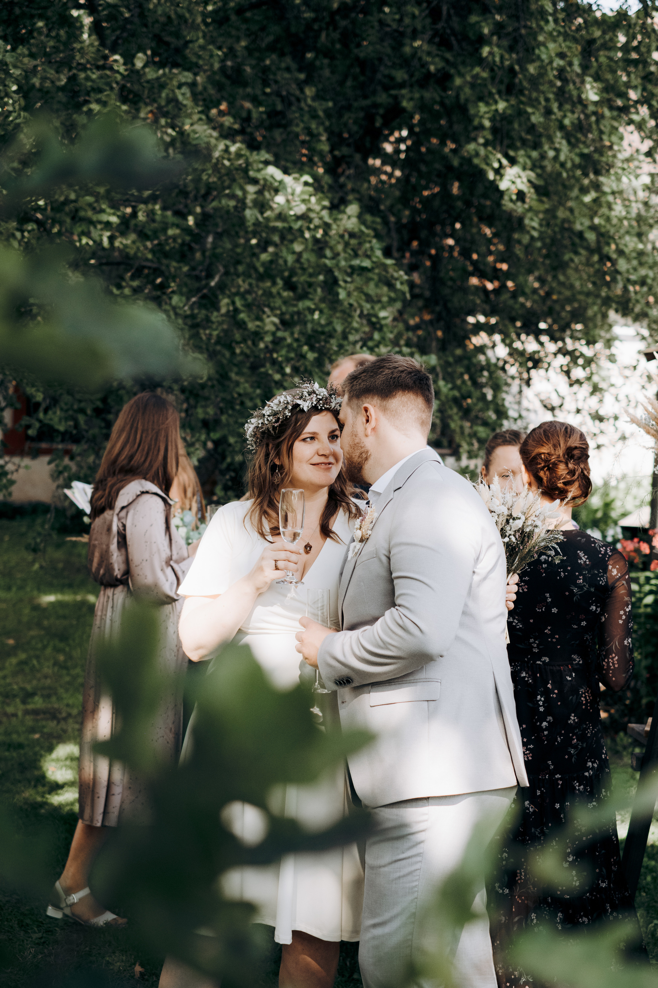 Kāzu foto stāsts Valmierā - Viesu nams Siltumnīca | Madara un Gvido. Kāzu × Ģimenes notikumu fotografs Edgars Kalniņš