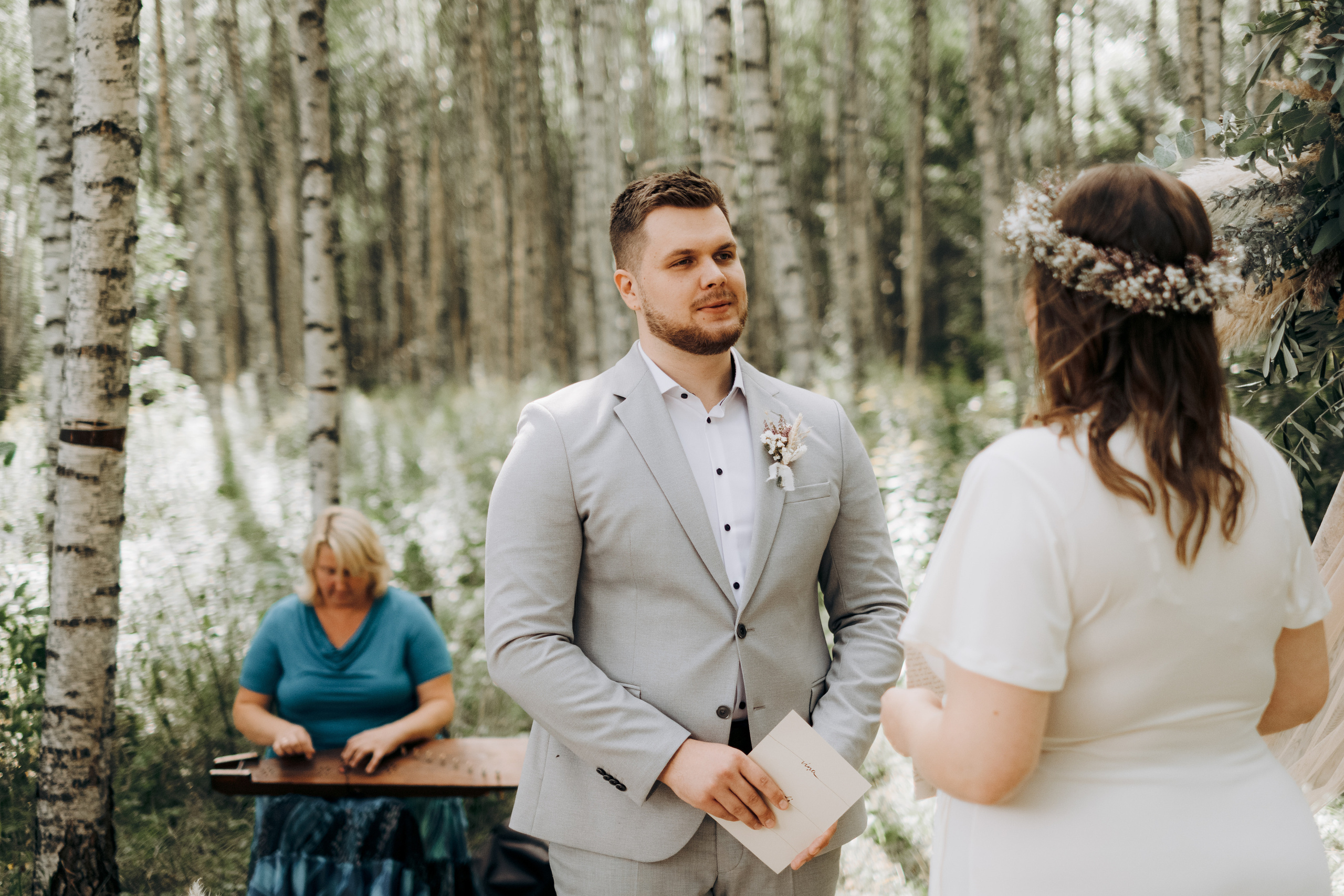 Kāzu foto stāsts Valmierā - Viesu nams Siltumnīca | Madara un Gvido. Kāzu × Ģimenes notikumu fotografs Edgars Kalniņš