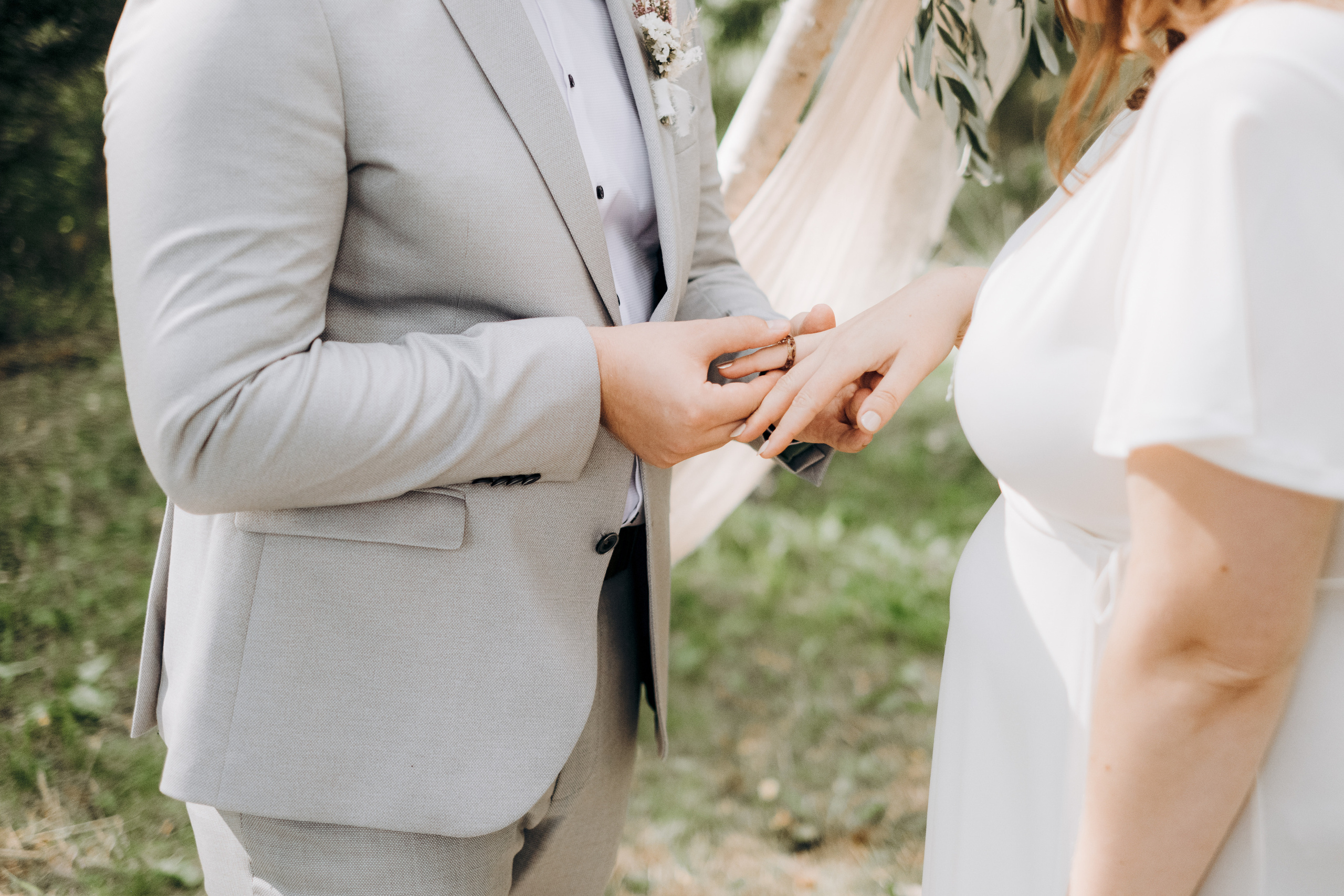 Kāzu foto stāsts Valmierā - Viesu nams Siltumnīca | Madara un Gvido. Kāzu × Ģimenes notikumu fotografs Edgars Kalniņš