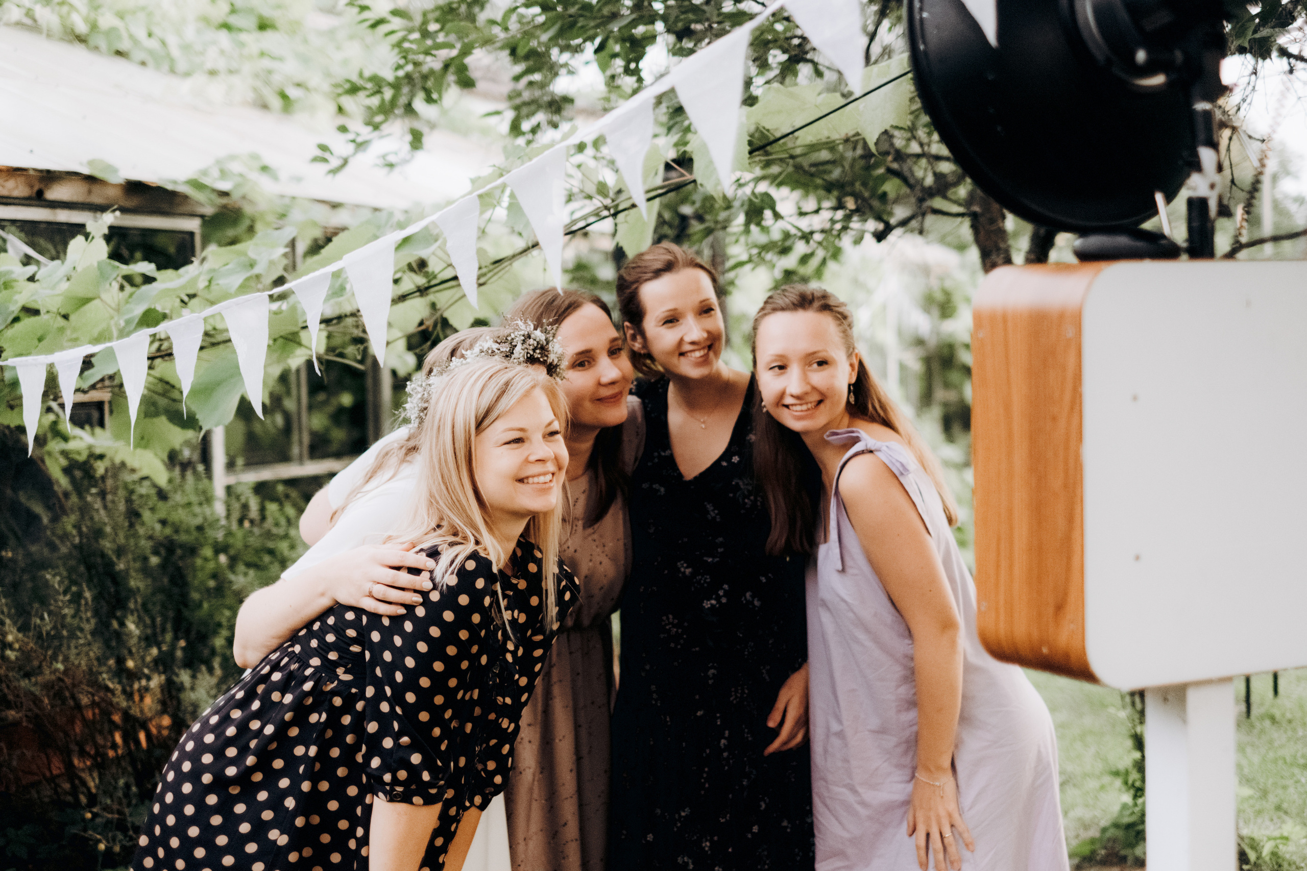 Kāzu foto stāsts Valmierā - Viesu nams Siltumnīca | Madara un Gvido. Kāzu × Ģimenes notikumu fotografs Edgars Kalniņš