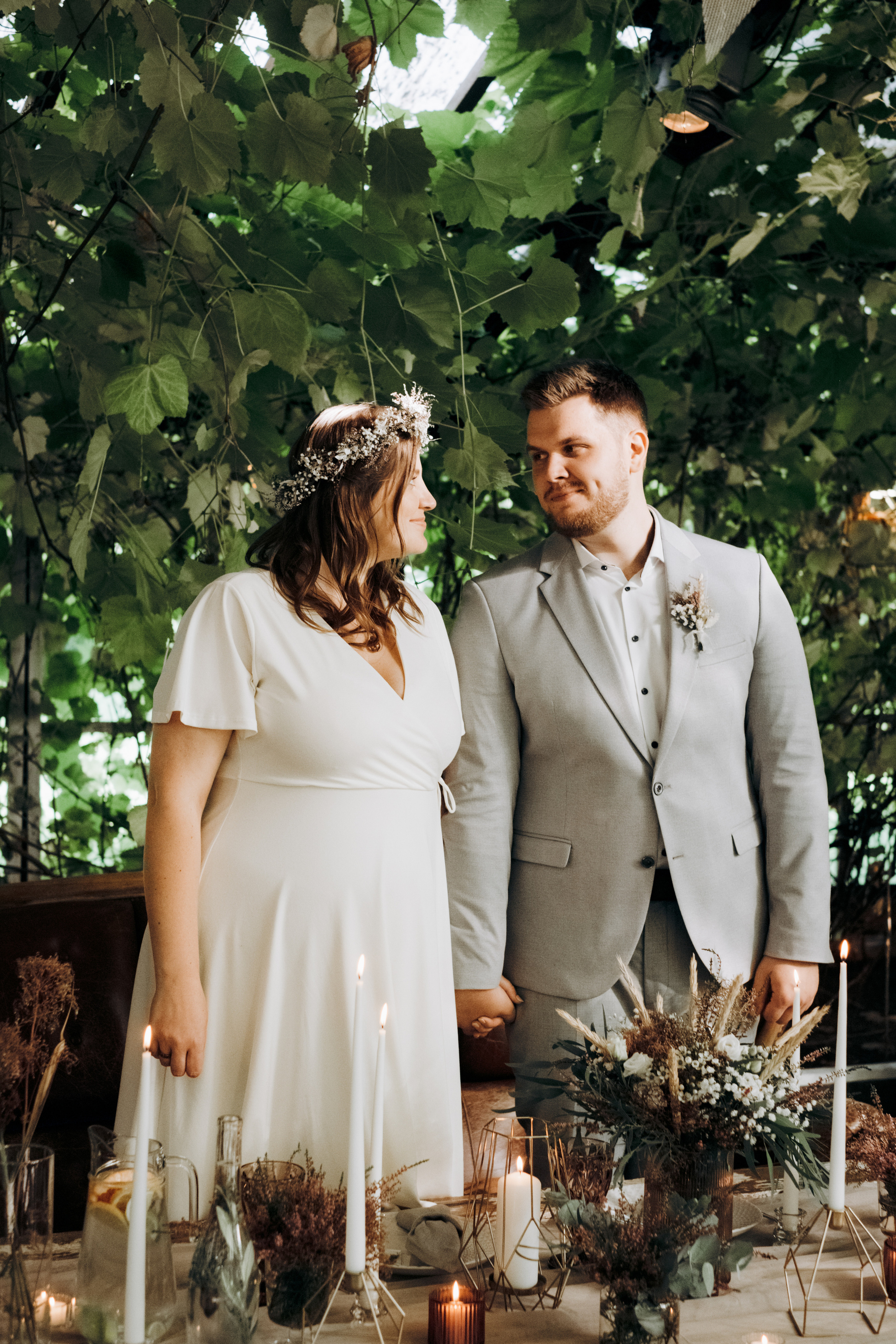 Kāzu foto stāsts Valmierā - Viesu nams Siltumnīca | Madara un Gvido. Kāzu × Ģimenes notikumu fotografs Edgars Kalniņš