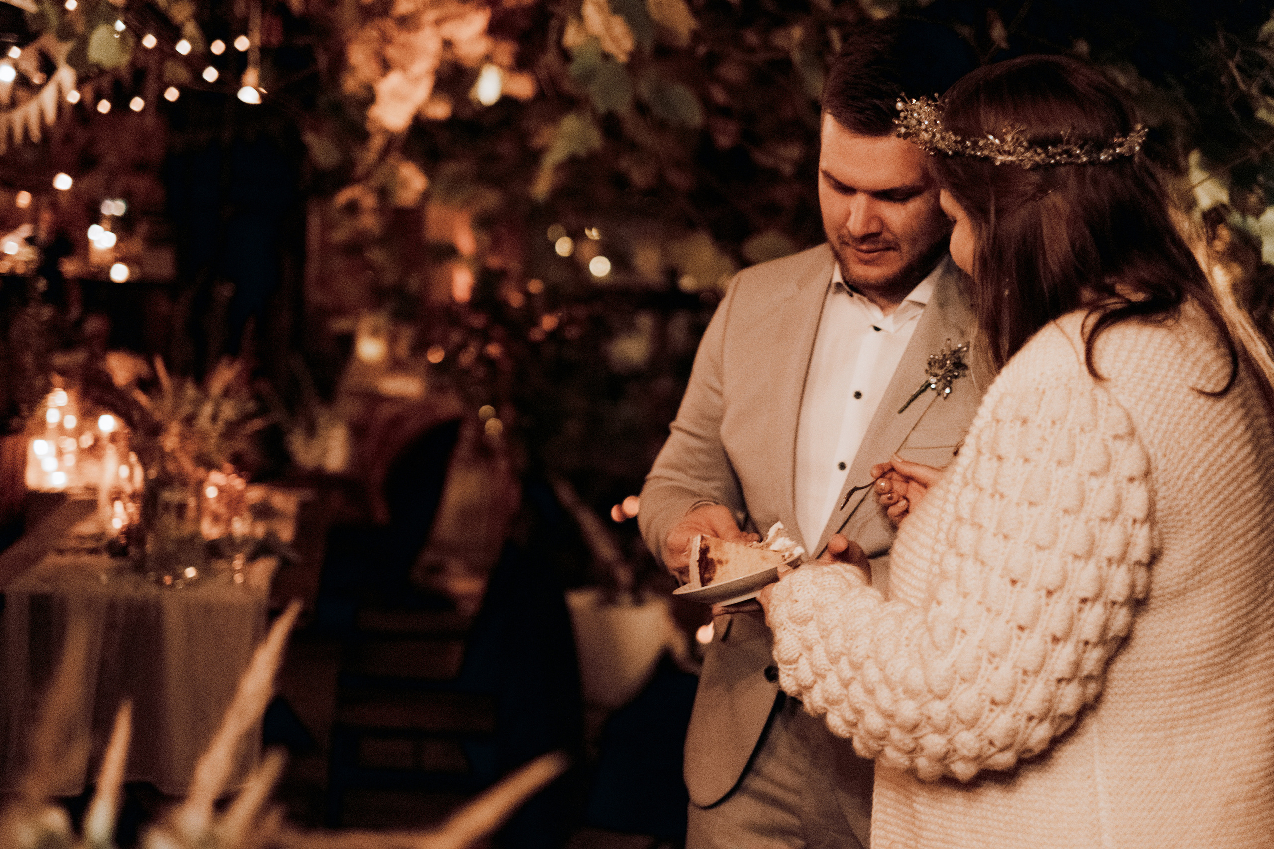 Kāzu foto stāsts Valmierā - Viesu nams Siltumnīca | Madara un Gvido. Kāzu × Ģimenes notikumu fotografs Edgars Kalniņš