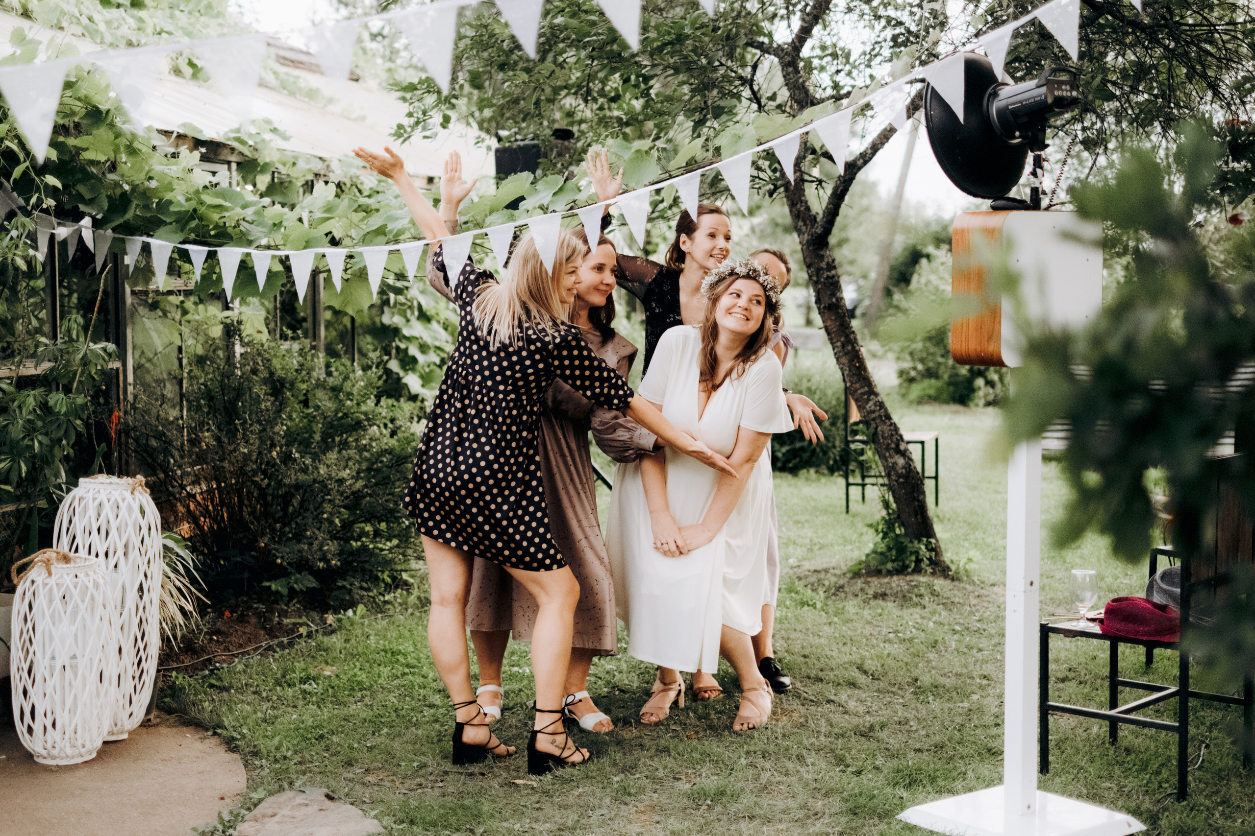 Kāzu foto stāsts Valmierā - Viesu nams Siltumnīca | Madara un Gvido. Kāzu × Ģimenes notikumu fotografs Edgars Kalniņš