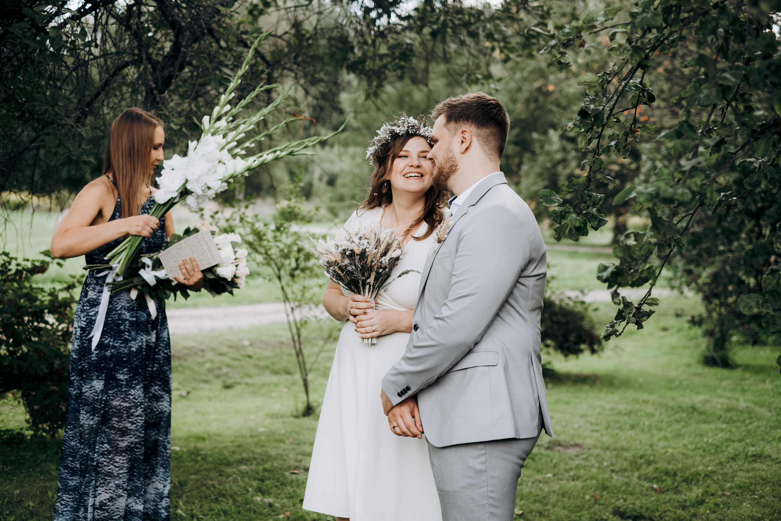 Kāzu foto stāsts Valmierā - Viesu nams Siltumnīca | Madara un Gvido. Kāzu × Ģimenes notikumu fotografs Edgars Kalniņš
