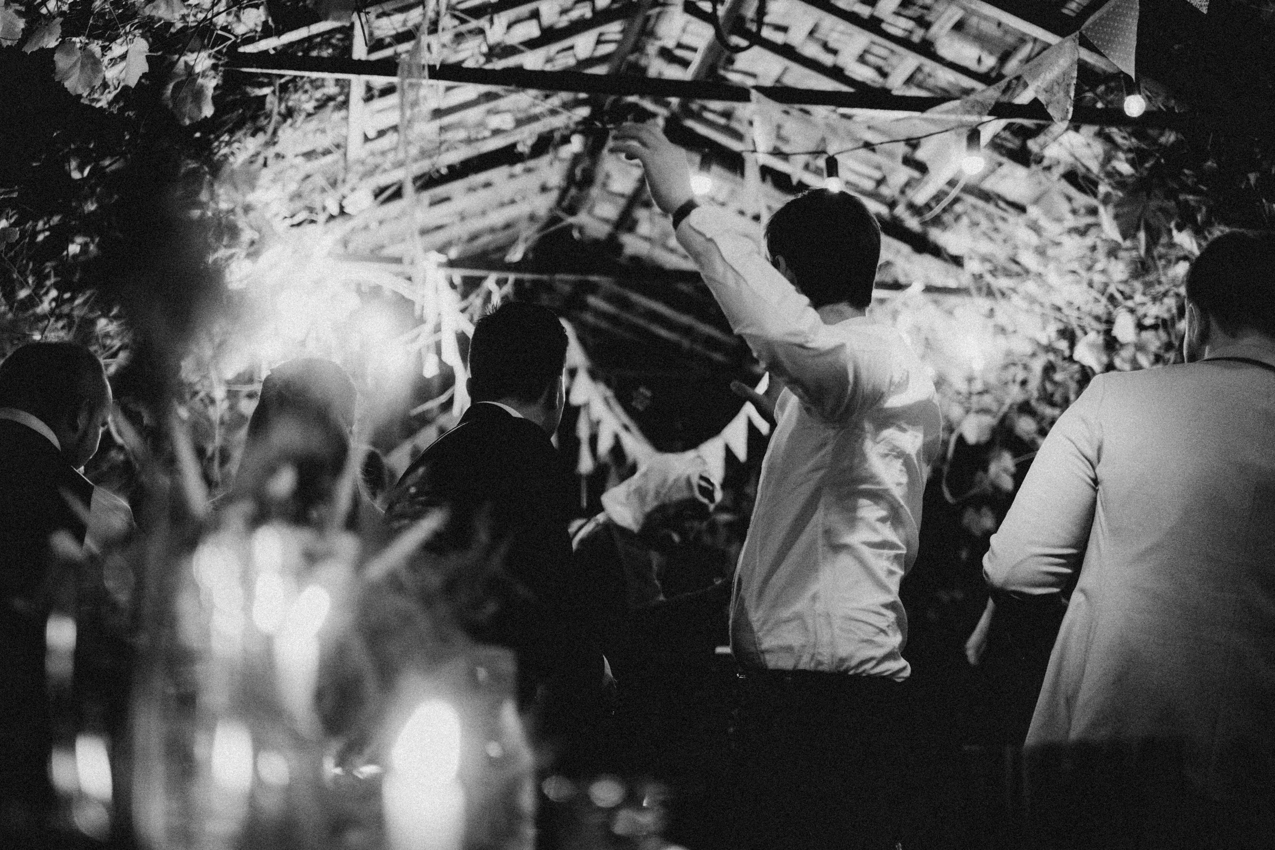 Kāzu foto stāsts Valmierā - Viesu nams Siltumnīca | Madara un Gvido. Kāzu × Ģimenes notikumu fotografs Edgars Kalniņš