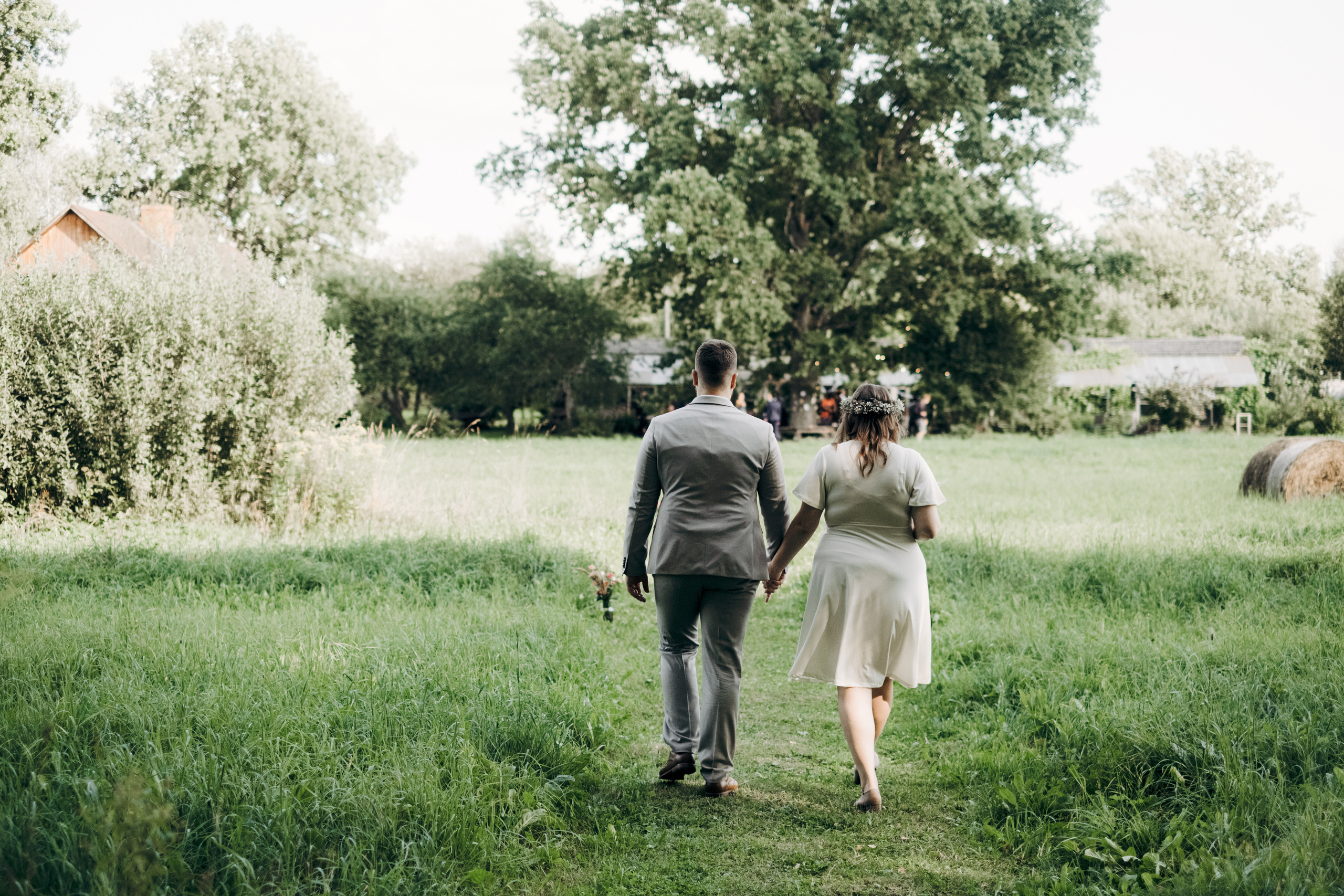 Kāzu foto stāsts Valmierā - Viesu nams Siltumnīca | Madara un Gvido. Kāzu × Ģimenes notikumu fotografs Edgars Kalniņš