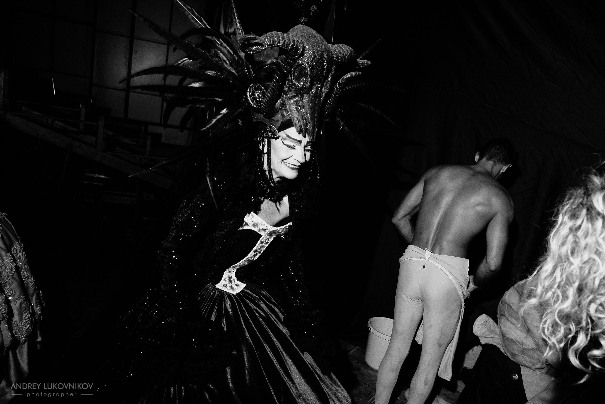 Sesión de fotos entre bastidores en El Circo Encantado: la vida de los artistas tras bambalinas