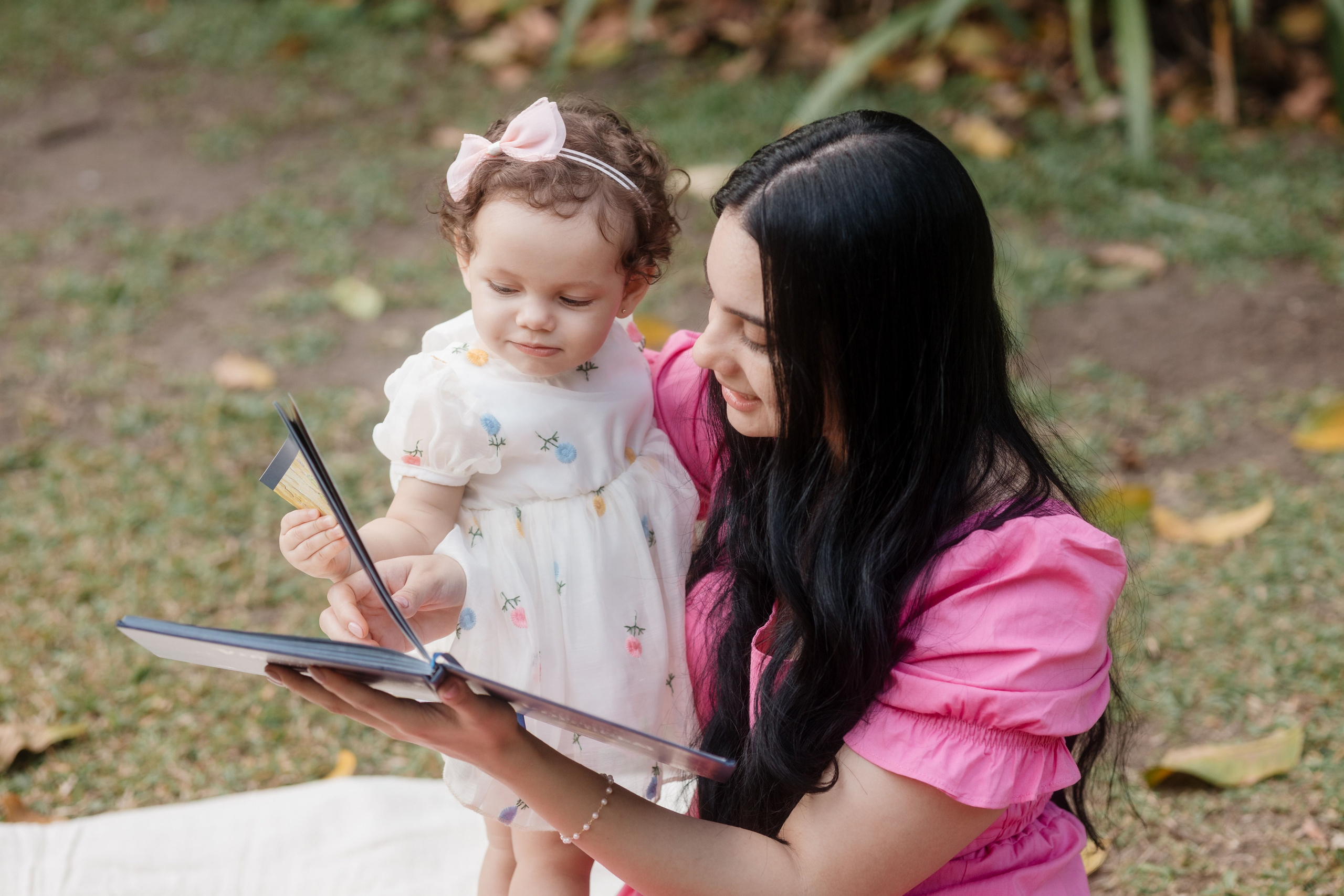 Momento de mãe e filha lendo em ensaio família