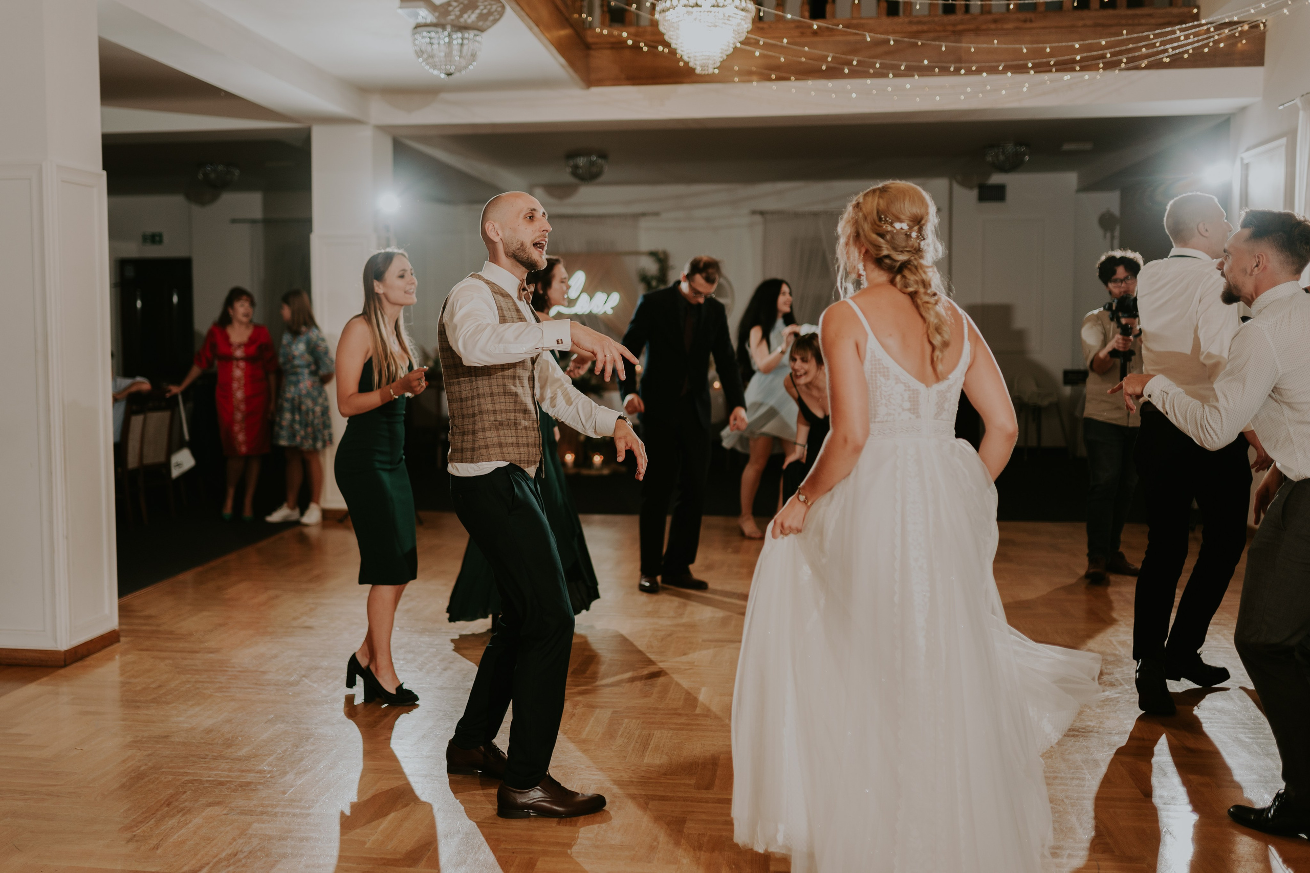 Dwór Wierzbno: plenerowy ślub pod wierzbą. Karkowskafoto - fotografia miłości