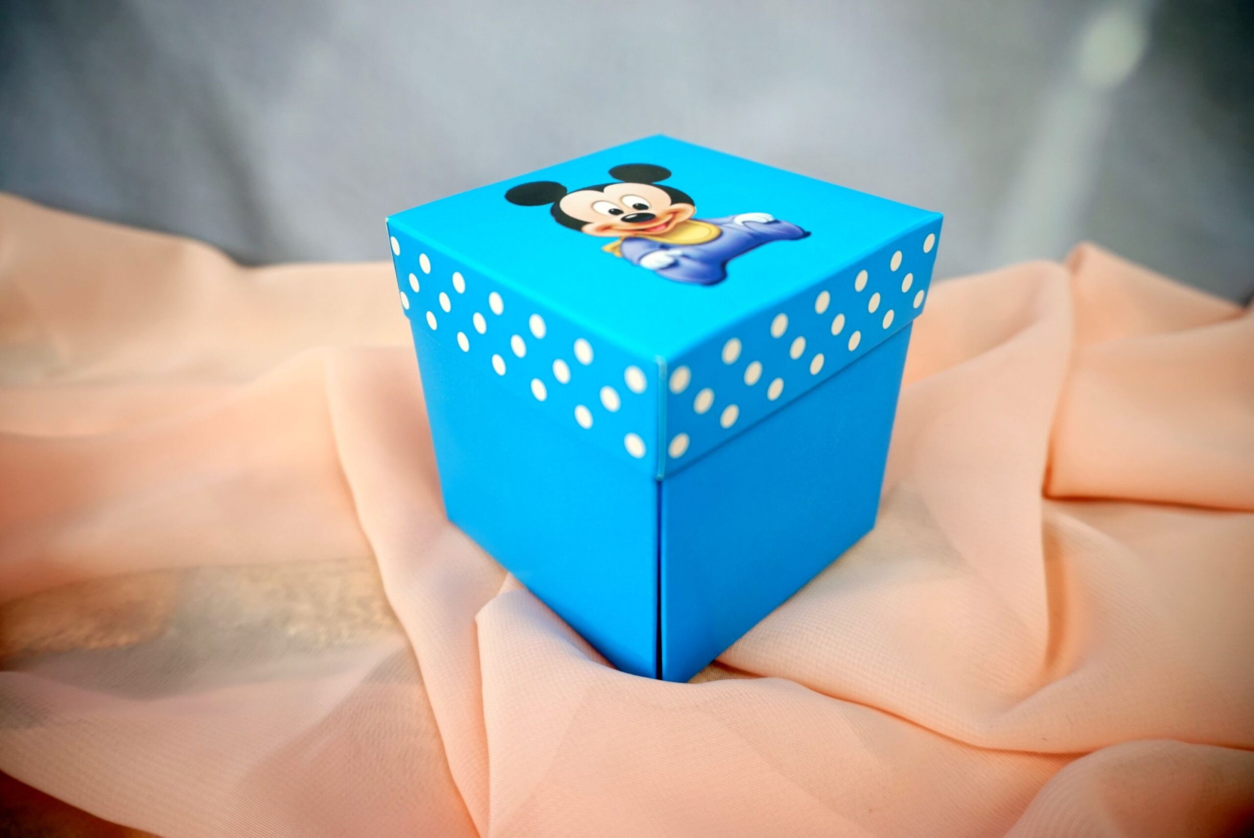 COD- 3620B / 7,20 LEI (Prețul include tipărirea).   DIMENSIUNE  7.3 cm x 7.3 cm. SUPRAFATA DE TIPARIRE 22 cm x 22 cm.  Invitatii de botez confectionate dintr-un material lucios. Invitatiaeste sub forma de cutie, capacul prezentand un model cu buline albe,avand imprimat un personaj animat, Mickey Mouse, cartonul de tiparire formand cutia. Acest model nu contine plicDescoperă invitațiile perfecte pentru botezul tău! Alege dintr-o varietate de designuri clasice și moderne pentru a anunța ziua specială. #Botez #InvitațiiBotez #InvitațiiPersonalizate. Uvertura Mall Demisol.invitații botez, invitații botez drăgălașe, invitații botez Baby, invitații pastelate botez, invitații cu tematică botez, invitații botez băiat, invitații botez fată, invitații botez personalizate, invitații botez moderne, modele invitații botez originale.invitații digitale, invitații online nuntă, invitații digitale personalizate, invitații electronice, invitații moderne nuntă, invitații de nuntă PDF, invitații WhatsApp nuntă, invitații de nuntă fără print, invitații nuntă economice, invitații digitale elegante Invitații Elegante și Refined: Catalogul Ellite | Nunta, Petreceri, Evenimente Corporate.- invitații nuntă  - modele invitații nuntă  - invitații nuntă 2025  - invitații de nuntă elegante  - invitații de nuntă personalizate  - invitații nuntă online  - invitații nuntă handmade  - catalog invitații nuntă  - invitații originale nuntă  - invitații de nuntă moderne  - invitații nuntă vintage  - invitații nuntă rustice  - invitații nuntă clasice  - design invitații nuntă  - invitații de nuntă cu tematică.- invitații nuntă florale  - invitații nuntă boho  - invitații nuntă aurii  - invitații nuntă minimaliste  - invitații nuntă cu sigiliu  - invitații nuntă cu acuarelă  - invitații nuntă cu fotografie  - invitații nuntă cu inițiale  - invitații nuntă elegante alb-negru  - invitații nuntă cu hârtie texturată  - invitații nuntă cu decupaj laser  - invitații nuntă cu flori uscate. - print invitații nuntă  - invitații nuntă personalizate cu numele mirilor  - invitații nuntă cu plic inclus  - invitații nuntă cu cartolină dublă  - invitații nuntă calitate premium  - invitații nuntă ieftine  - invitații nuntă rapide.- invitații nuntă România  - invitații nuntă București / Botoșani . Iași suceava- invitații nuntă cu livrare în țară  - invitații nuntă online România.- „Invitație de nuntă elegantă cu design floral și plic crem”  - „Model de invitație de nuntă vintage cu sigiliu de ceară”  - „Set complet invitații de nuntă personalizate cu inițialele mirilor”  - „Invitație de nuntă modernă cu design minimalist și text negru pe fundal alb”  - „Invitație de nuntă rustică pe hârtie kraft cu șnur de iută”  - „Invitație de nuntă cu decupaj laser și detalii aurii” - „Invitație de nuntă în stil boho cu imprimeu floral colorat”  - „Invitație romantică de nuntă cu flori uscate și panglică din satin”  - „Invitație de nuntă clasică cu monogramă și font caligrafic”  - „Invitație de nuntă în stil glamour cu folie aurie și text embosat”- „Model de invitație de nuntă 2025 cu design elegant și font modern”  - „Cele mai noi invitații de nuntă 2025 – stil floral, sofisticat”nvitații digitale, invitații online nuntă, invitații digitale personalizate, invitații electronice, invitații moderne nuntă, invitații de nuntă PDF, invitații WhatsApp nuntă, invitații de nuntă fără print, invitații nuntă economice, invitații digitale elegante