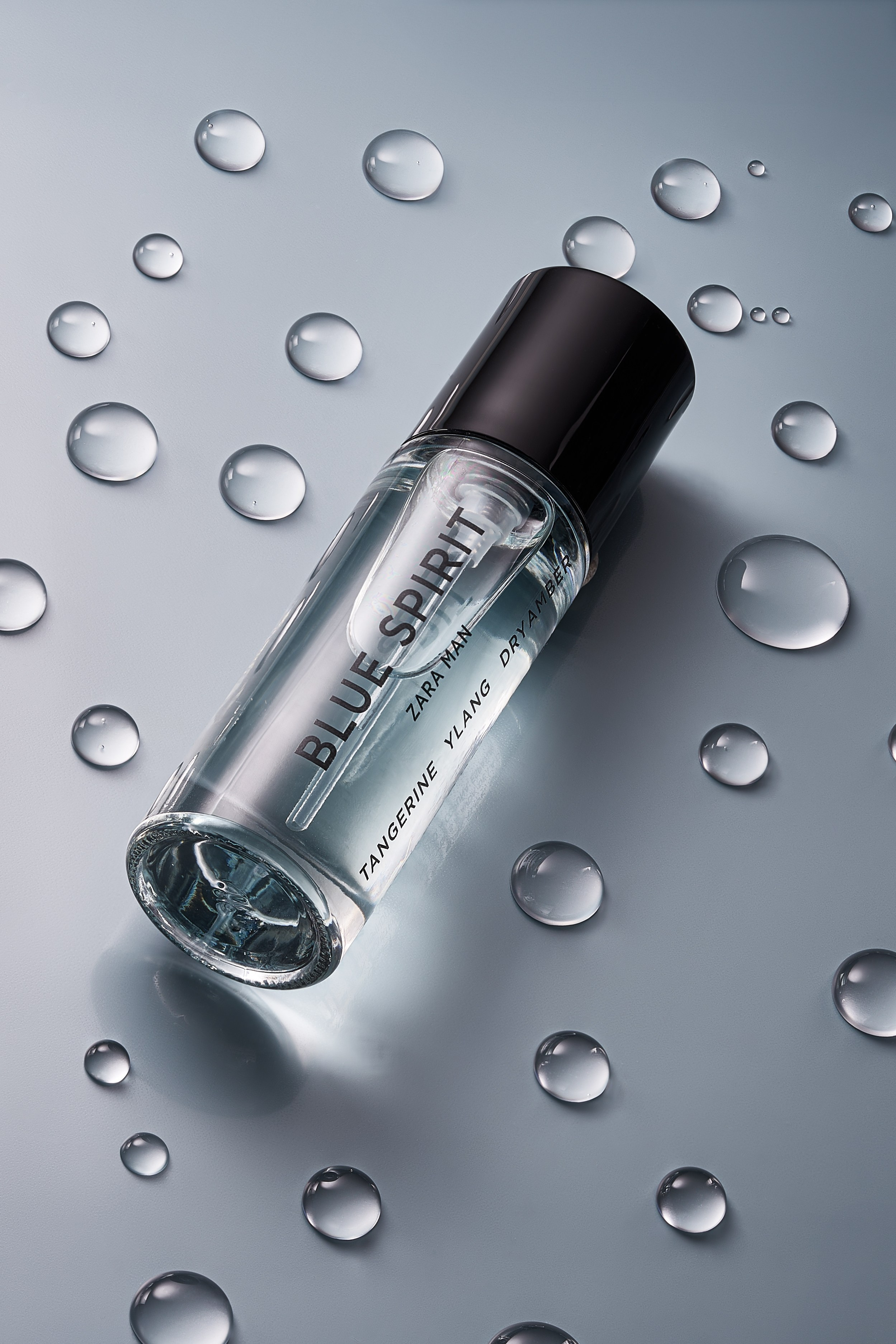 Foto publicitaria creativa de un reloj de lujo sobre una superficie reflectante