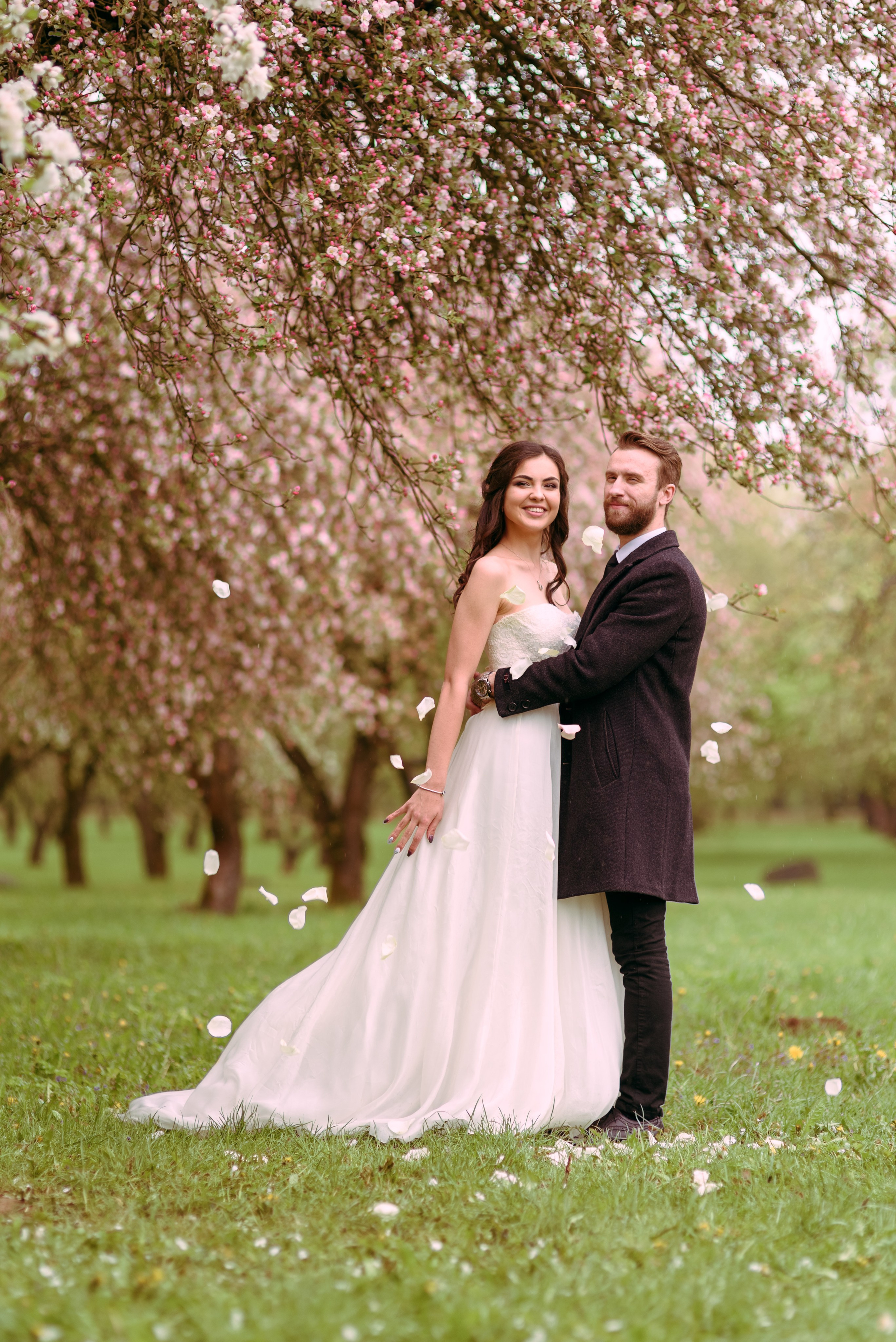 Свадебная прогулка в цветущем саду. Семейный фотограф и фотограф новорожденных в Вильнюсе Ирина Беленкевич