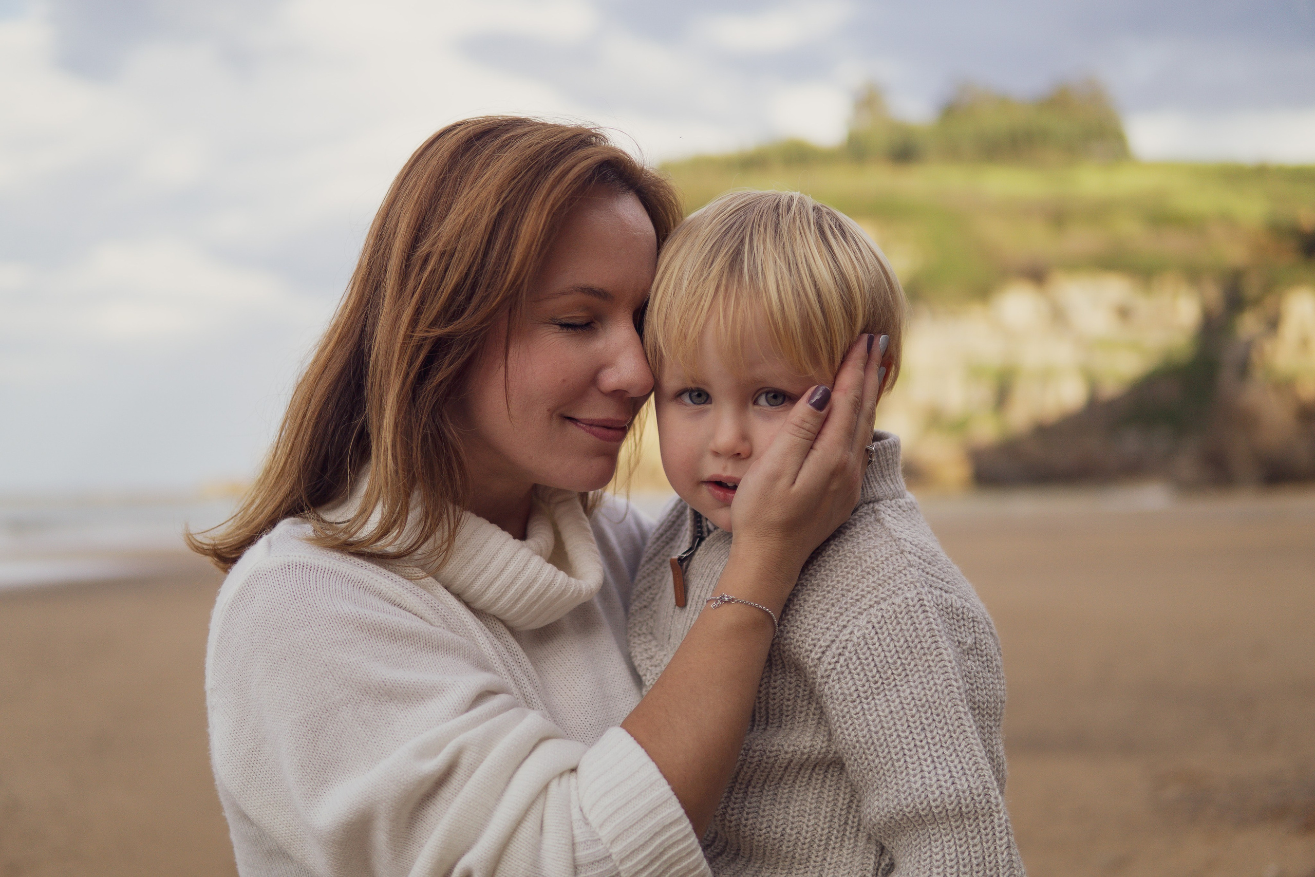 Family Beach Photo Session in Gijón, Spain — Mother and Kids at Playa de Ñora