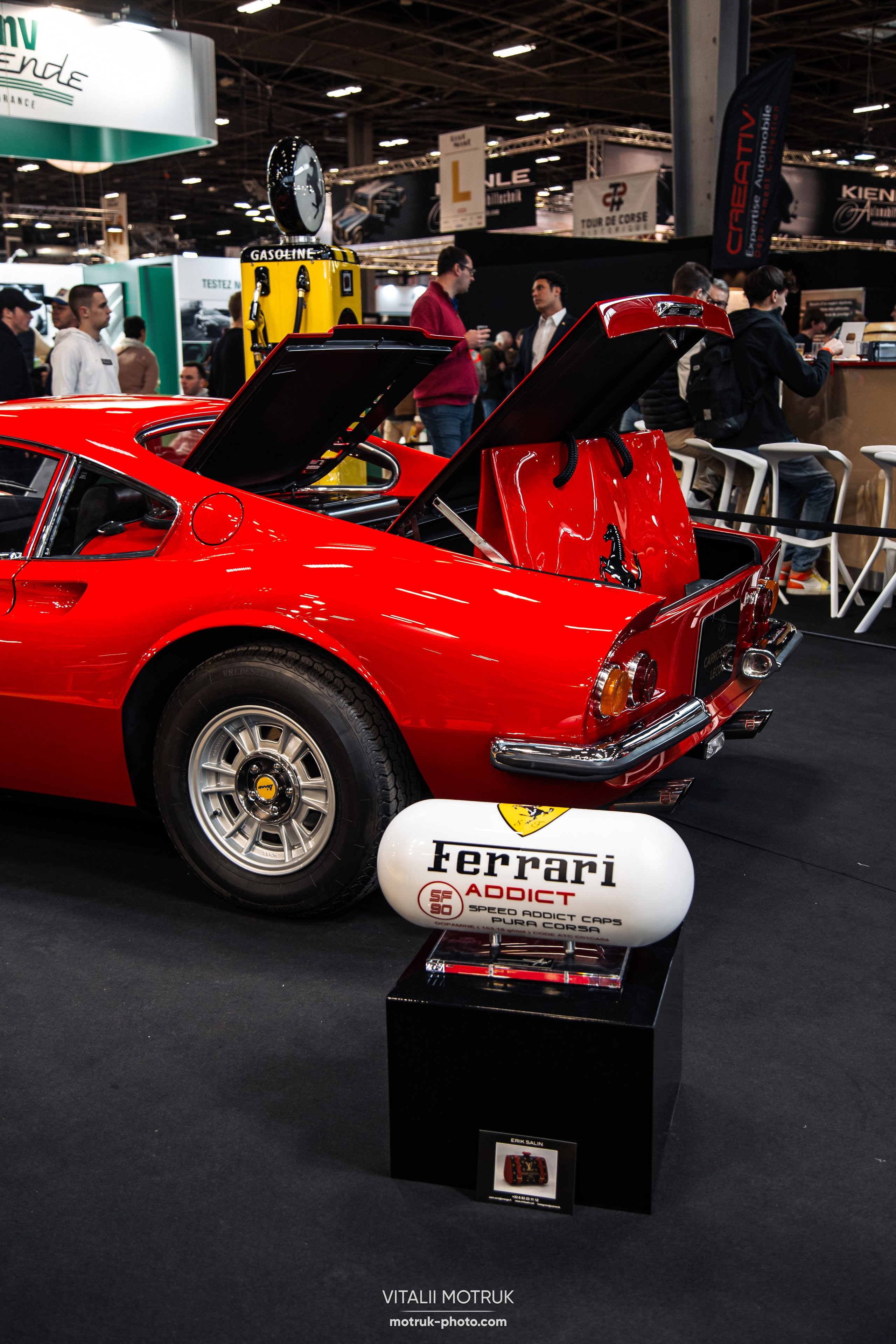 Retromobile 2023. Photographe de voitures à Paris — Vitalii Motruk