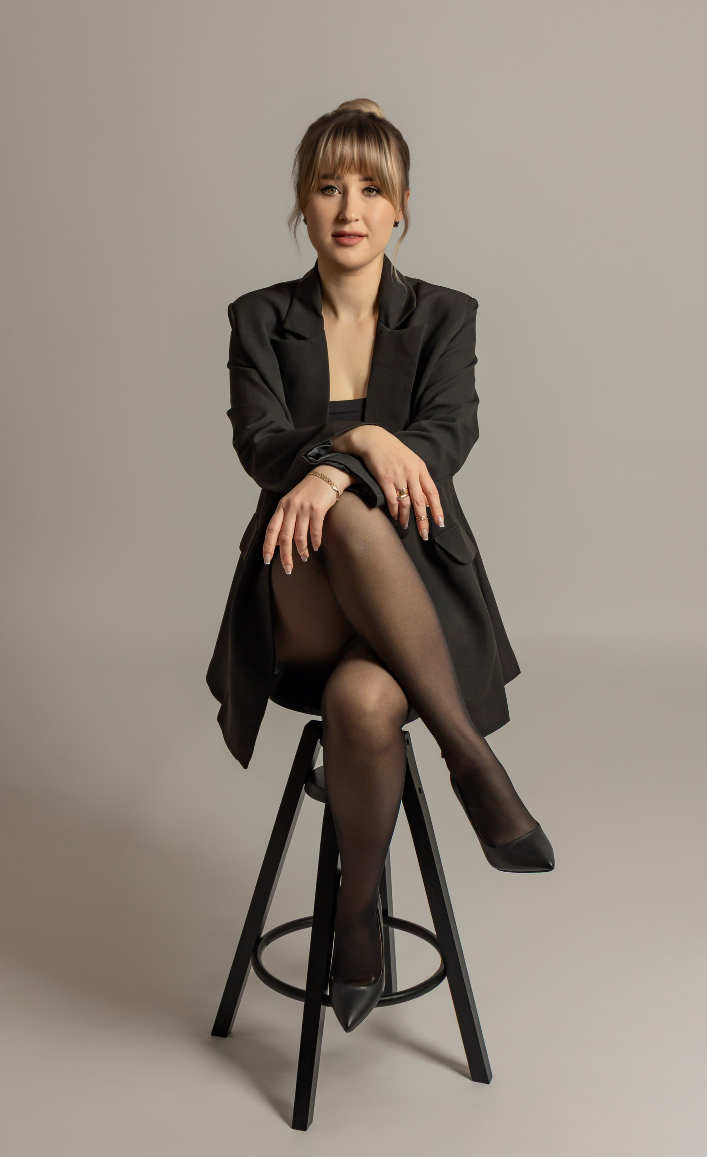 Künstlerisches Frauen Fotoshooting in Hagen – stilvolle Portraitfotografie mit kreativer Pose und emotionalem Ausdruck, JS Photography