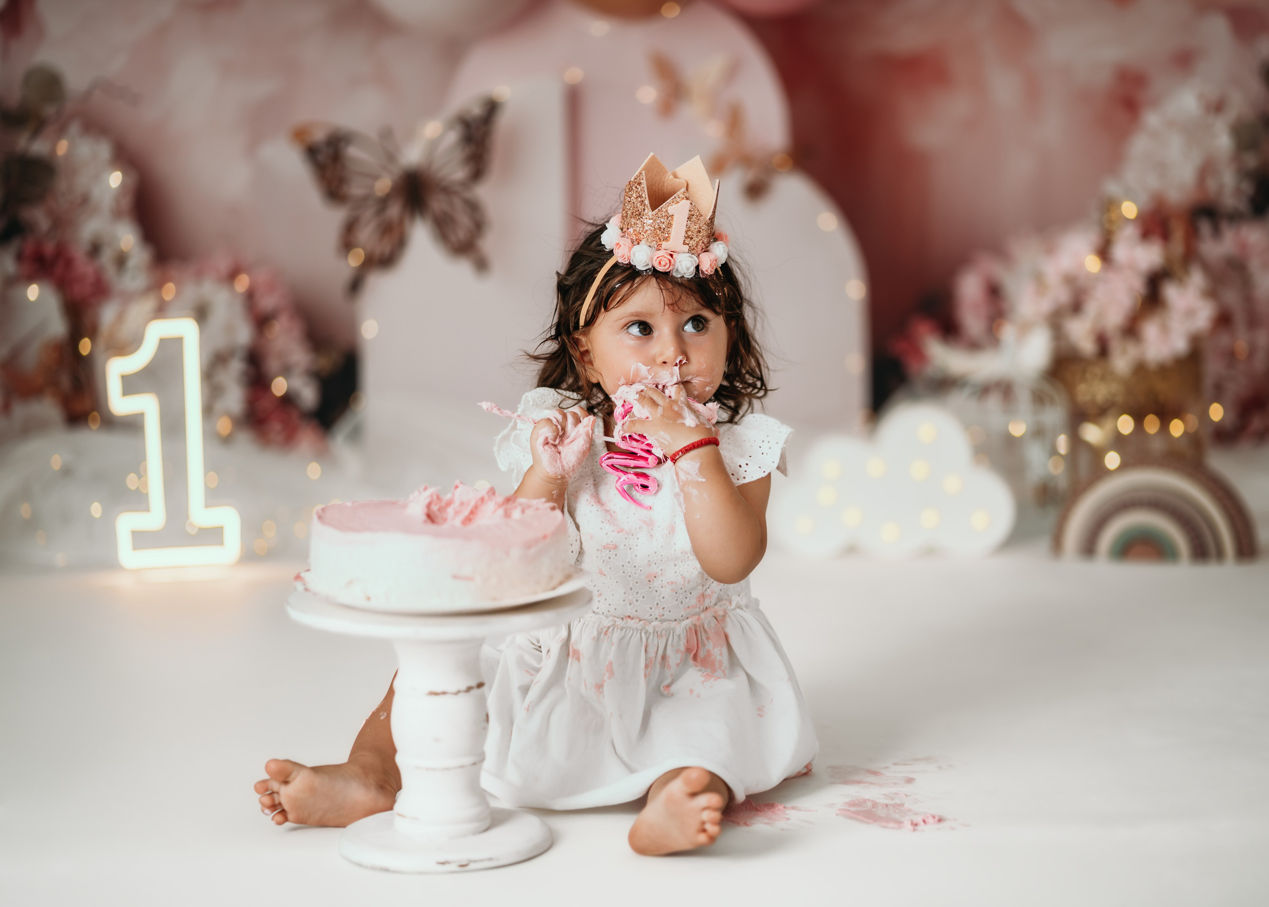 Cake smash slikanje devojčice u roze temi sa leptirima i lampicama