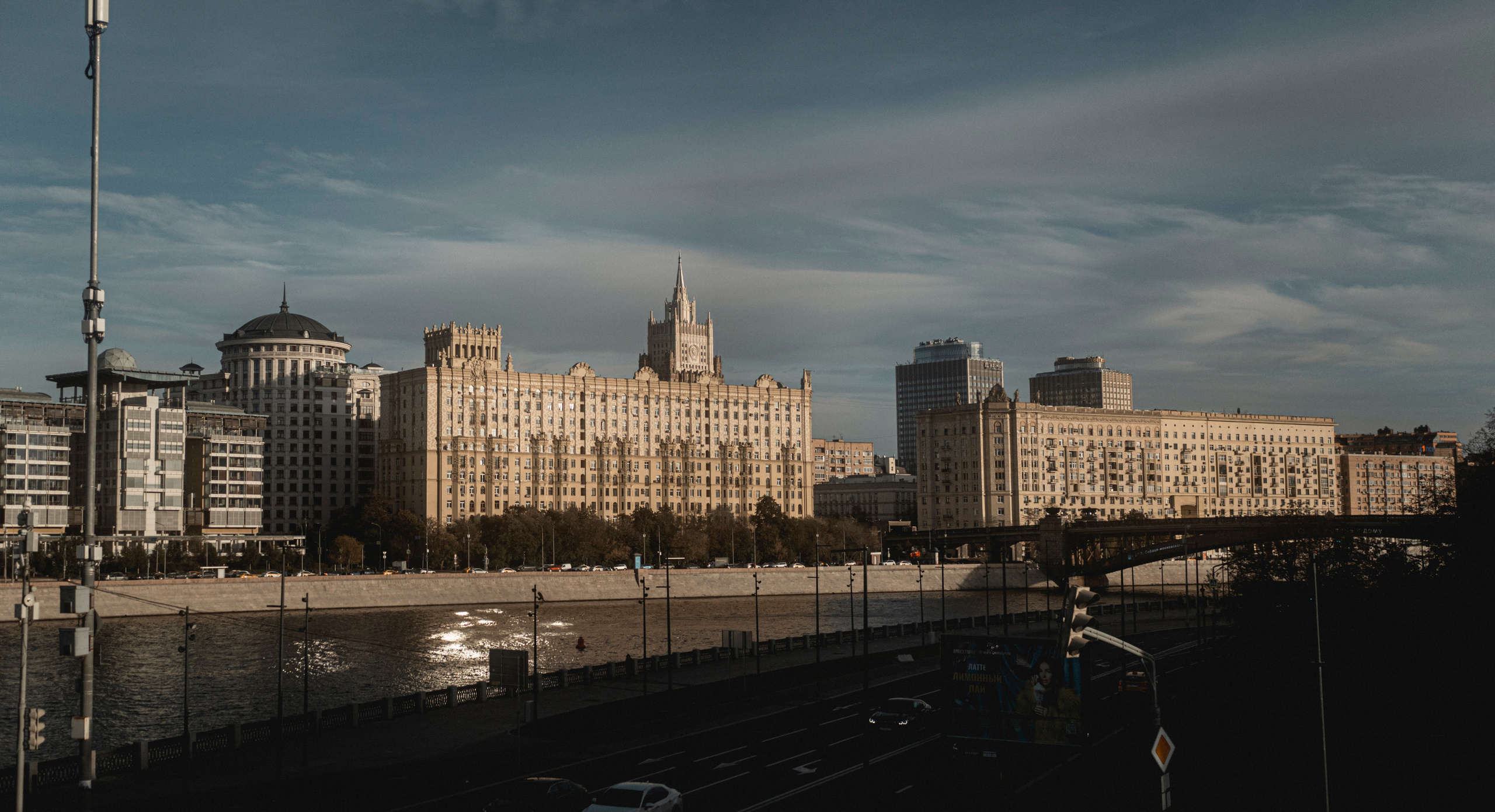 De Moscou City vers rue Arbat en marchant sur bord de Moskva Reka. Photographe sur Cote d’Azur. Portraits de familles, couples, enfants, événements