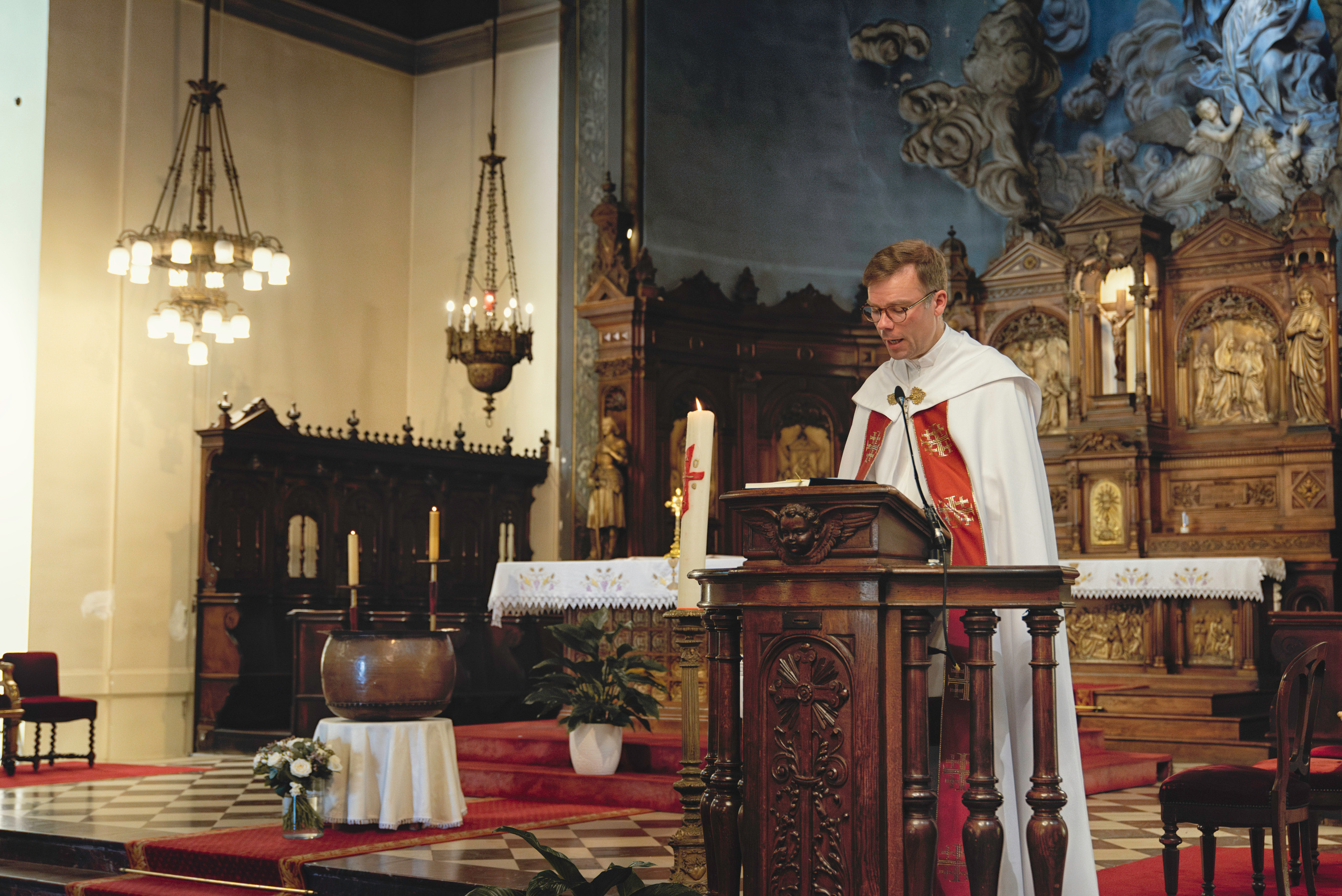 Священник во время крещения