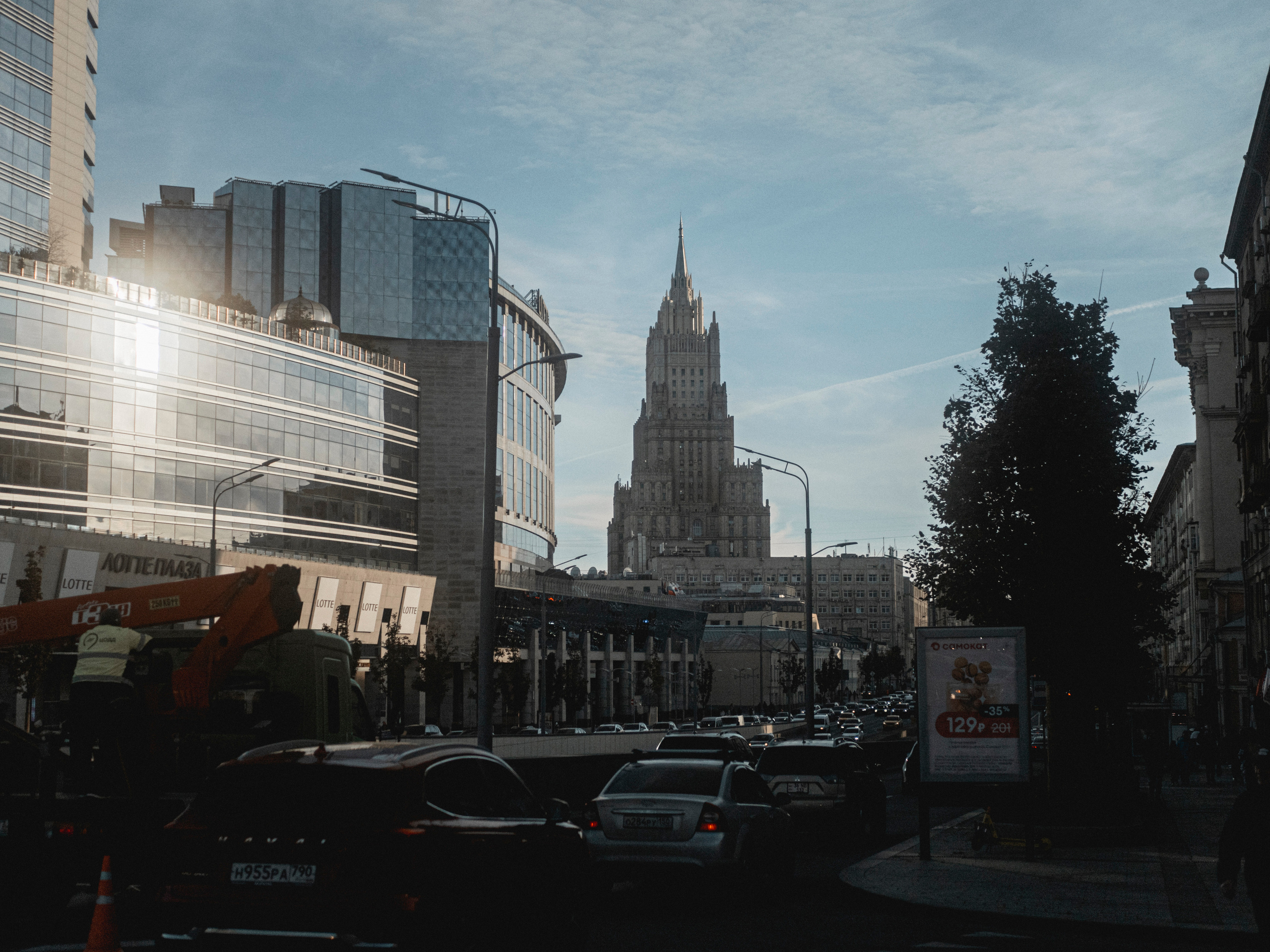 De Moscou City vers rue Arbat en marchant sur bord de Moskva Reka. Photographe sur Cote d’Azur. Portraits de familles, couples, enfants, événements