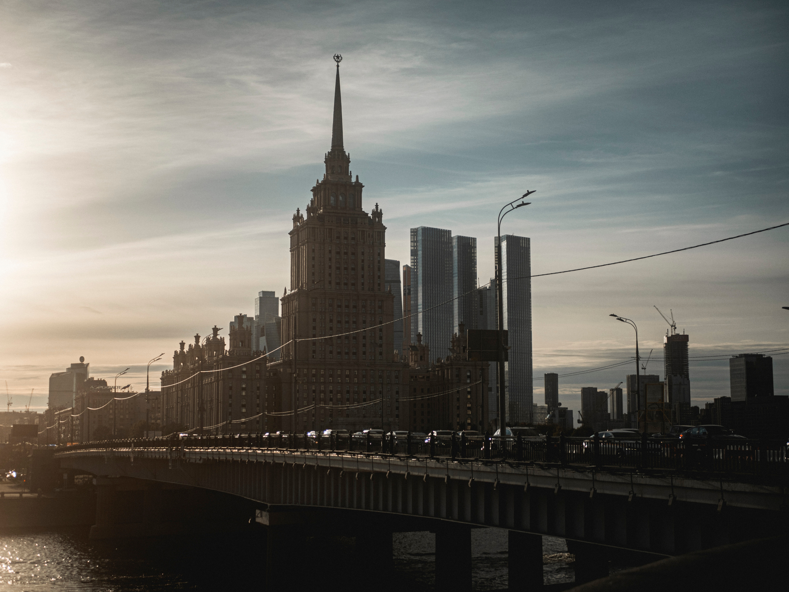 De Moscou City vers rue Arbat en marchant sur bord de Moskva Reka. Photographe sur Cote d’Azur. Portraits de familles, couples, enfants, événements